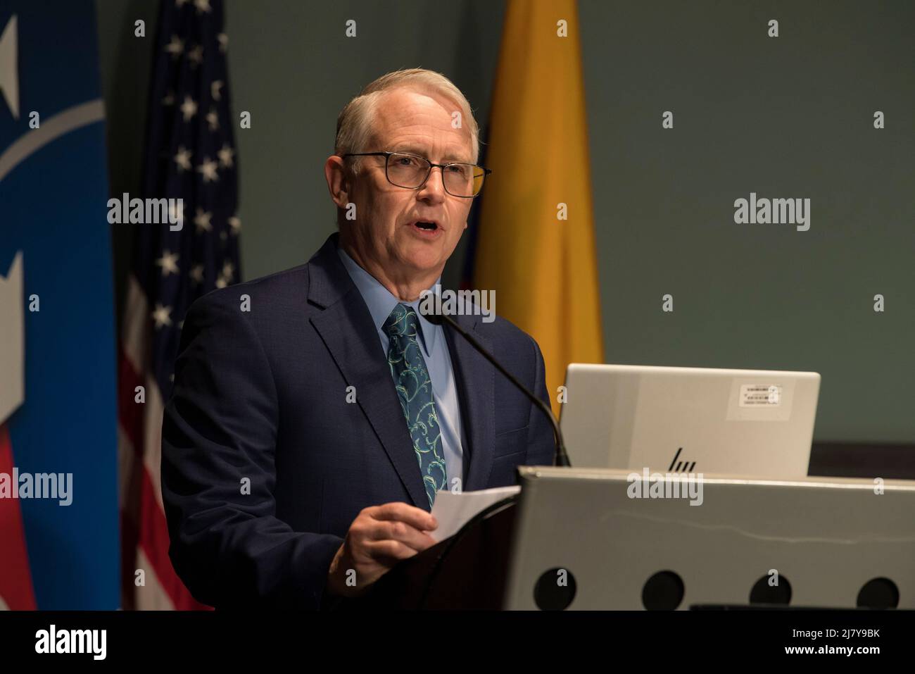 Washington, Vereinigte Staaten Von Amerika. 10.. Mai 2022. Washington, Vereinigte Staaten von Amerika. 10. Mai 2022. Der NASA-Pressesprecher des stellvertretenden Administrators, Gray Hautaluoma, hält vor der Unterschreibung der Artemis-Abkommen im Mary W. Jackson Building, dem NASA-Hauptquartier, am 10. Mai 2022 in Washington, DC, USA, eine Rede. Kolumbien ist das neunzehnte Land, das das Artemis-Abkommen unterzeichnet hat, das eine Reihe praktischer Prinzipien festlegt, die die Zusammenarbeit der am Artemis-Programm der NASA teilnehmenden Länder im Bereich der Weltraumforschung leiten sollen. Quelle: Aubrey Gemignani/NASA/Alamy Live News Stockfoto