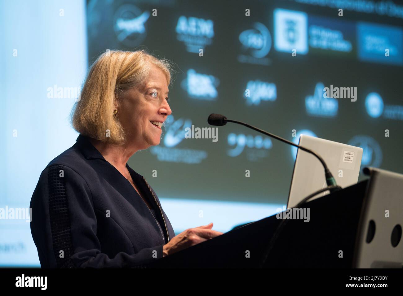 Washington, Vereinigte Staaten Von Amerika. 10.. Mai 2022. Washington, Vereinigte Staaten von Amerika. 10. Mai 2022. Der stellvertretende Administrator der NASA, Pam Melroy, hält vor der Unterschrift der Artemis-Abkommen durch Kolumbien am Mary W. Jackson Building, dem Hauptsitz der NASA, am 10. Mai 2022 in Washington, DC, USA, eine Rede. Kolumbien ist das neunzehnte Land, das das Artemis-Abkommen unterzeichnet hat, das eine Reihe praktischer Prinzipien festlegt, die die Zusammenarbeit der am Artemis-Programm der NASA teilnehmenden Länder im Bereich der Weltraumforschung leiten sollen. Quelle: Aubrey Gemignani/NASA/Alamy Live News Stockfoto