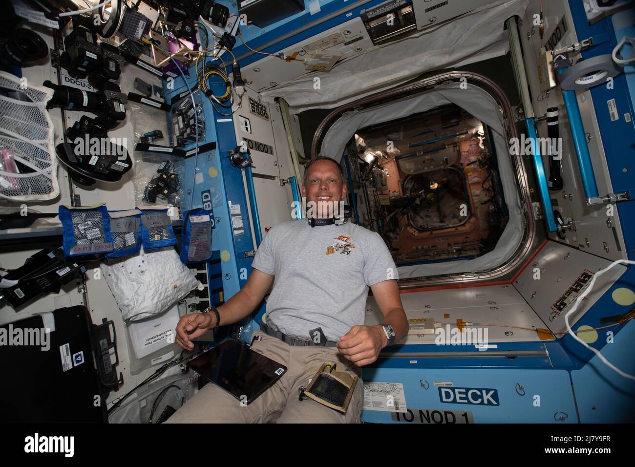 Der NASA-Astronaut und Expedition 67-Flugingenieur Bob Hines macht sich mit den Systemen und Verfahren der Internationalen Raumstation vertraut, nachdem er am 1. Mai 2022 in Earth Orbit an Bord des Orbiting-Labors angekommen war. Stockfoto