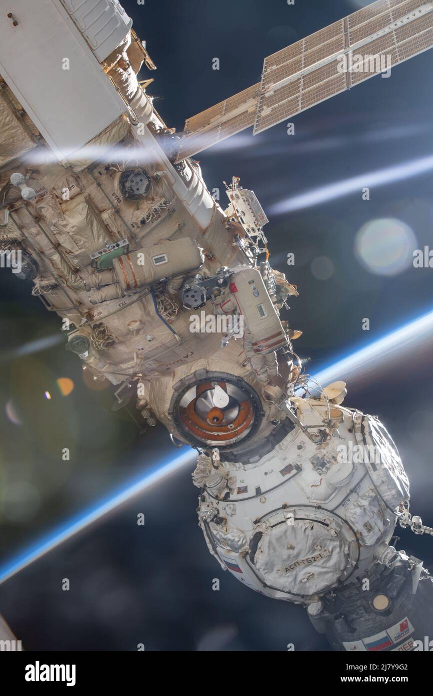 Roscosmos Kosmonauten Oleg Artemijev und Denis Matveev, die während eines siebenstündigen und 42-minütigen Spacewalks am Multifunktions-Labormodul von Nauka befestigt waren, um den europäischen Roboterarm auf der Internationalen Raumstation am 28. April 2022 in Earth Orbit zu aktivieren. Stockfoto