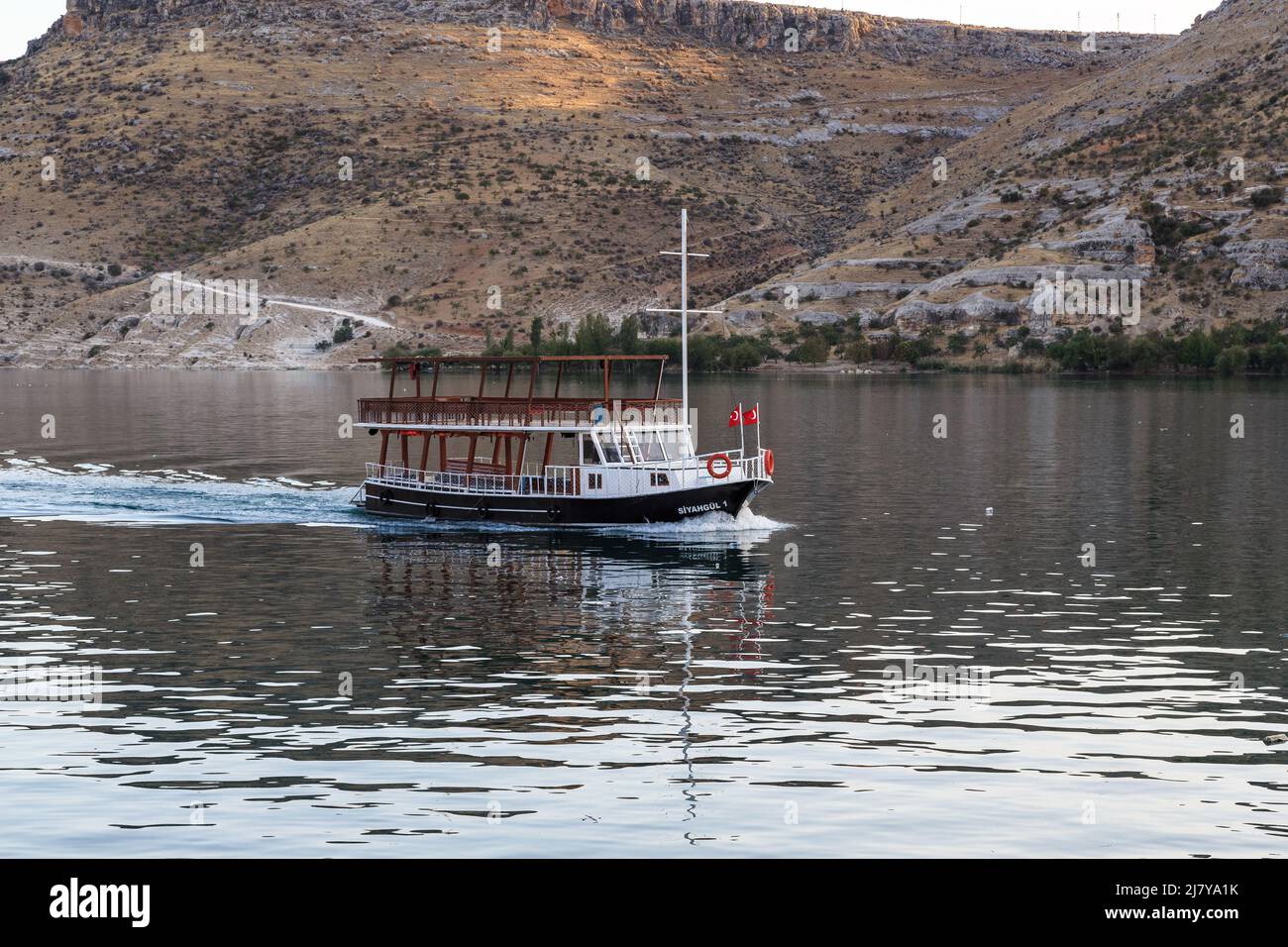 HALFETI, TÜRKEI - 6. OKTOBER 2020: Dies ist ein kleines leeres Ausflugsboot auf dem Euphat. Stockfoto HALFETI, TÜRKEI - 6. OKTOBER 2020: Dies ist ein kleines leeres Ausflugsboot auf dem Euphat. Stockfoto