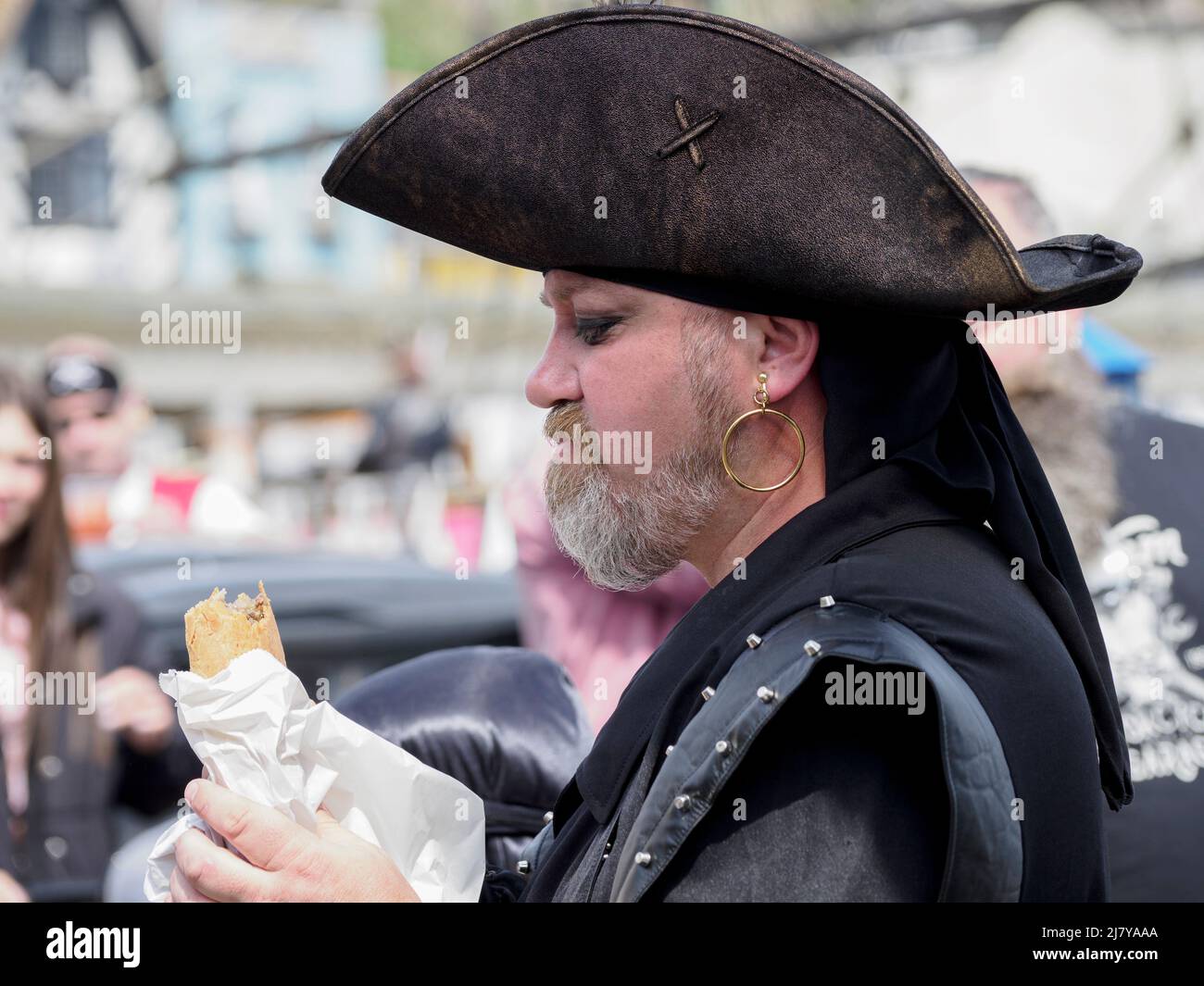 Pirate Eating a pasty, Brixham Pirate Festival 2022, Devon, Großbritannien Stockfoto