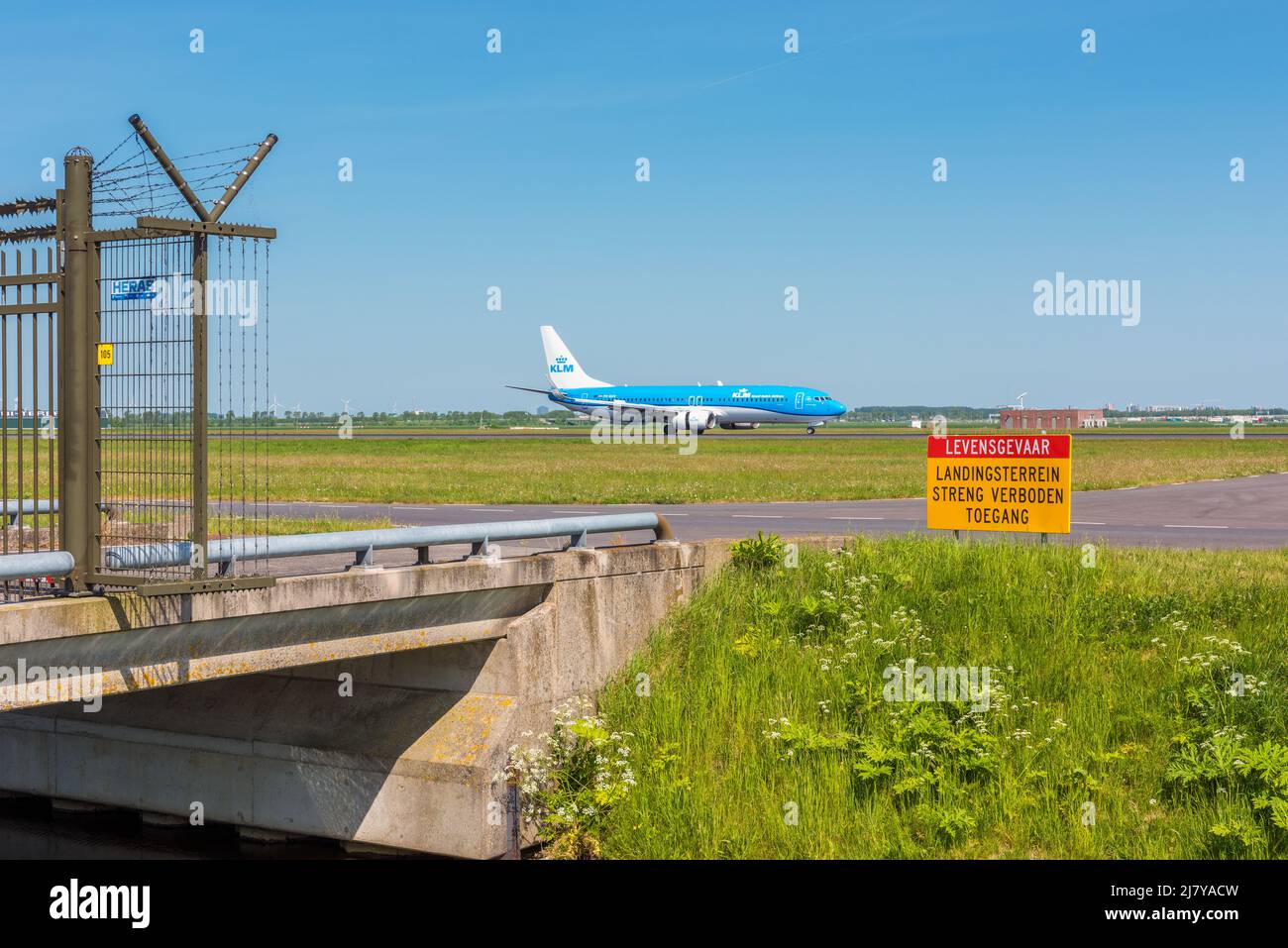 Warnschild auf der Schiphol Airport Runway in den Niederlanden Stockfoto
