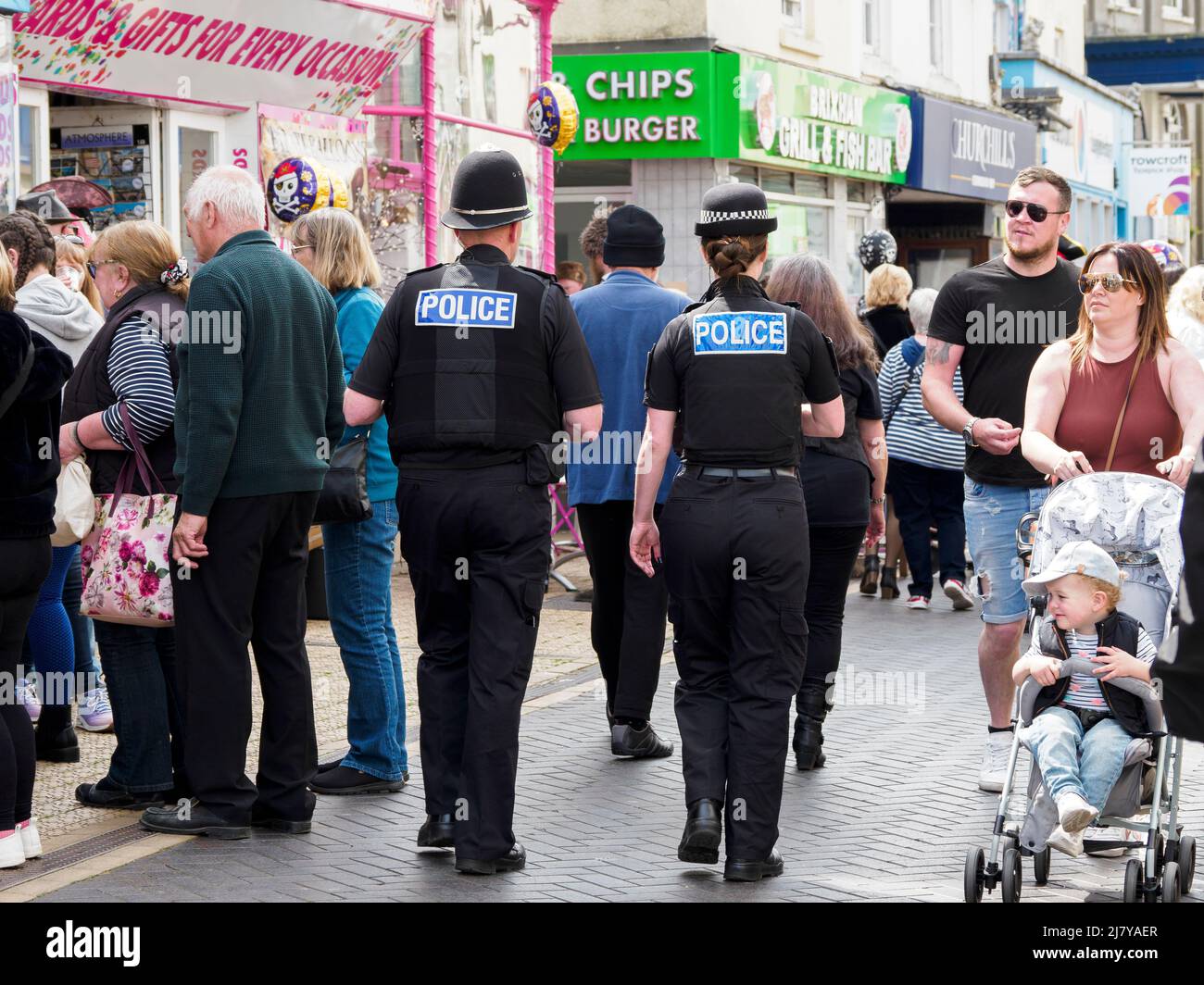 Zwei Polizisten auf dem Schlag, Brixham, Devon, Großbritannien Stockfoto