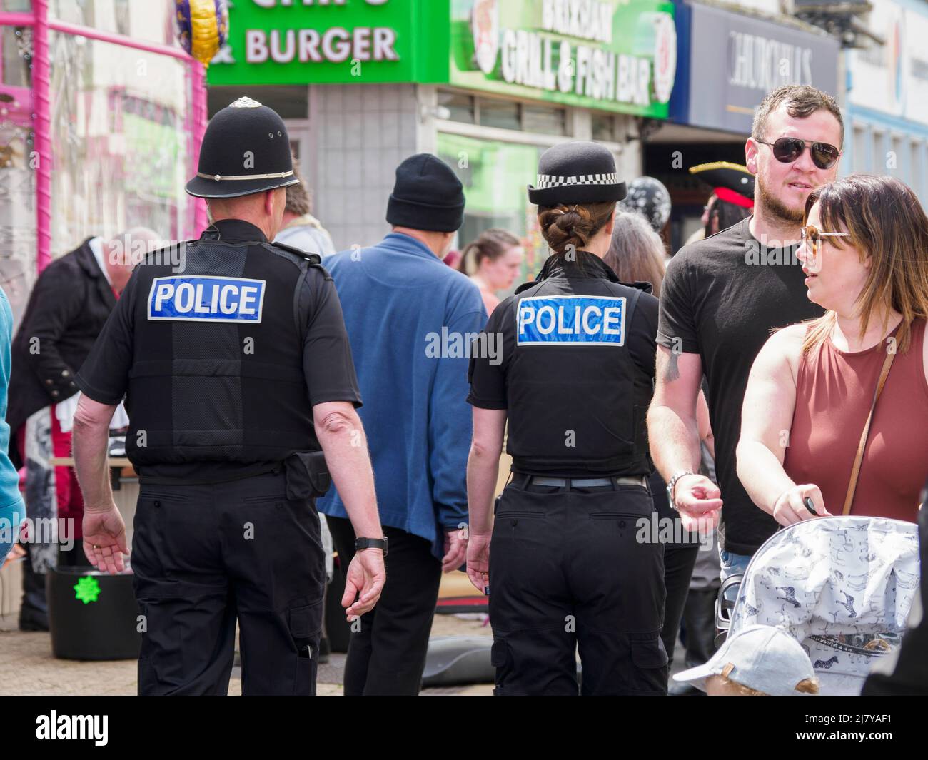 Zwei Polizisten auf dem Schlag, Brixham, Devon, Großbritannien Stockfoto