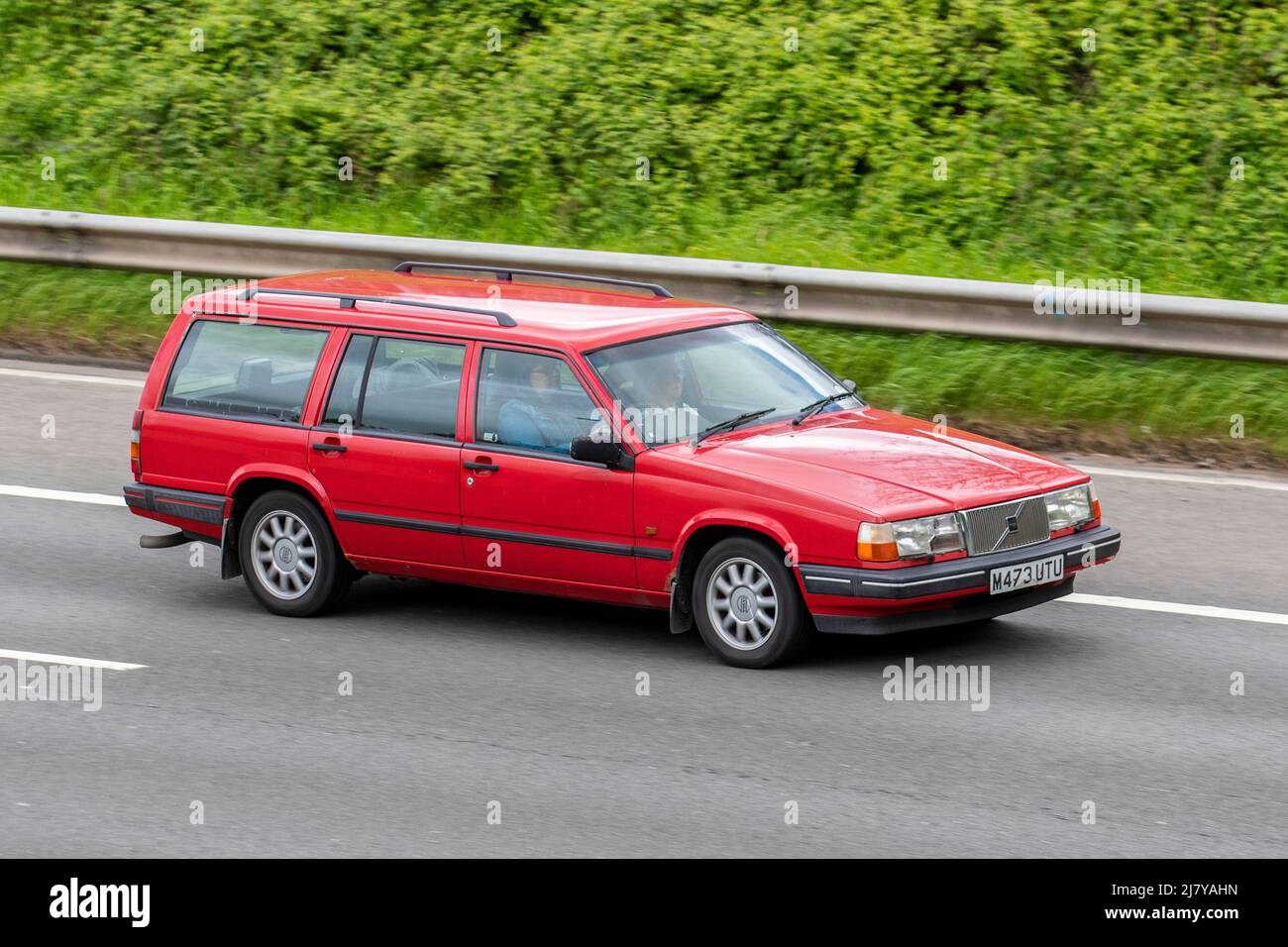 1994 90s Neunzigs Red Volvo 900 Series 940 L 95 Estate 2316cc 5 Speed Schaltgetriebe; Fahren auf der Autobahn M6, Großbritannien Stockfoto