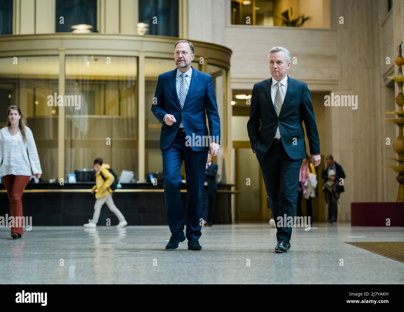 2022-05-11 16:53:33 DEN HAAG - Milo Schoenmaker, Vorsitzender des Vorstands der Zentralbehörde für die Aufnahme von Asylbewerbern (COA), und Eric van der Burg, Staatssekretär für Asyl und Migration, im Gespräch mit der Presse über die Flüchtlingsaufnahme in Ter Apel. Dutzende Flüchtlinge drohten wegen des Mangels an Aufnahmeplätzen, auf der Straße schlafen zu müssen. ANP BART GRÖSSE niederlande out - belgien out Stockfoto