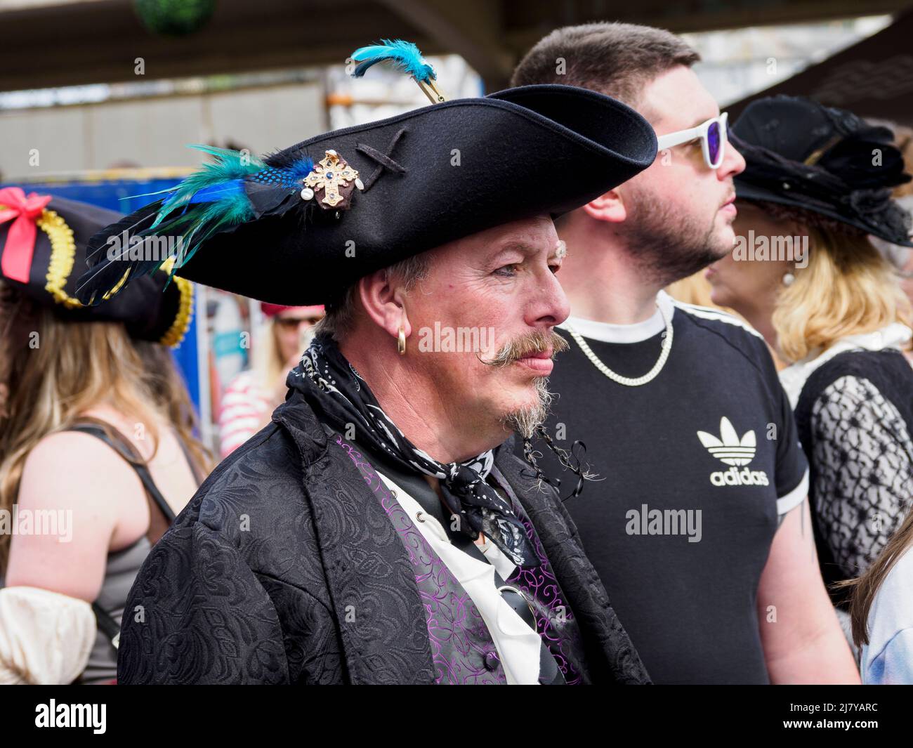 Mann mittleren Alters, gekleidet als Pirat, Brixham Pirate Festival 2022, Devon, Großbritannien Stockfoto