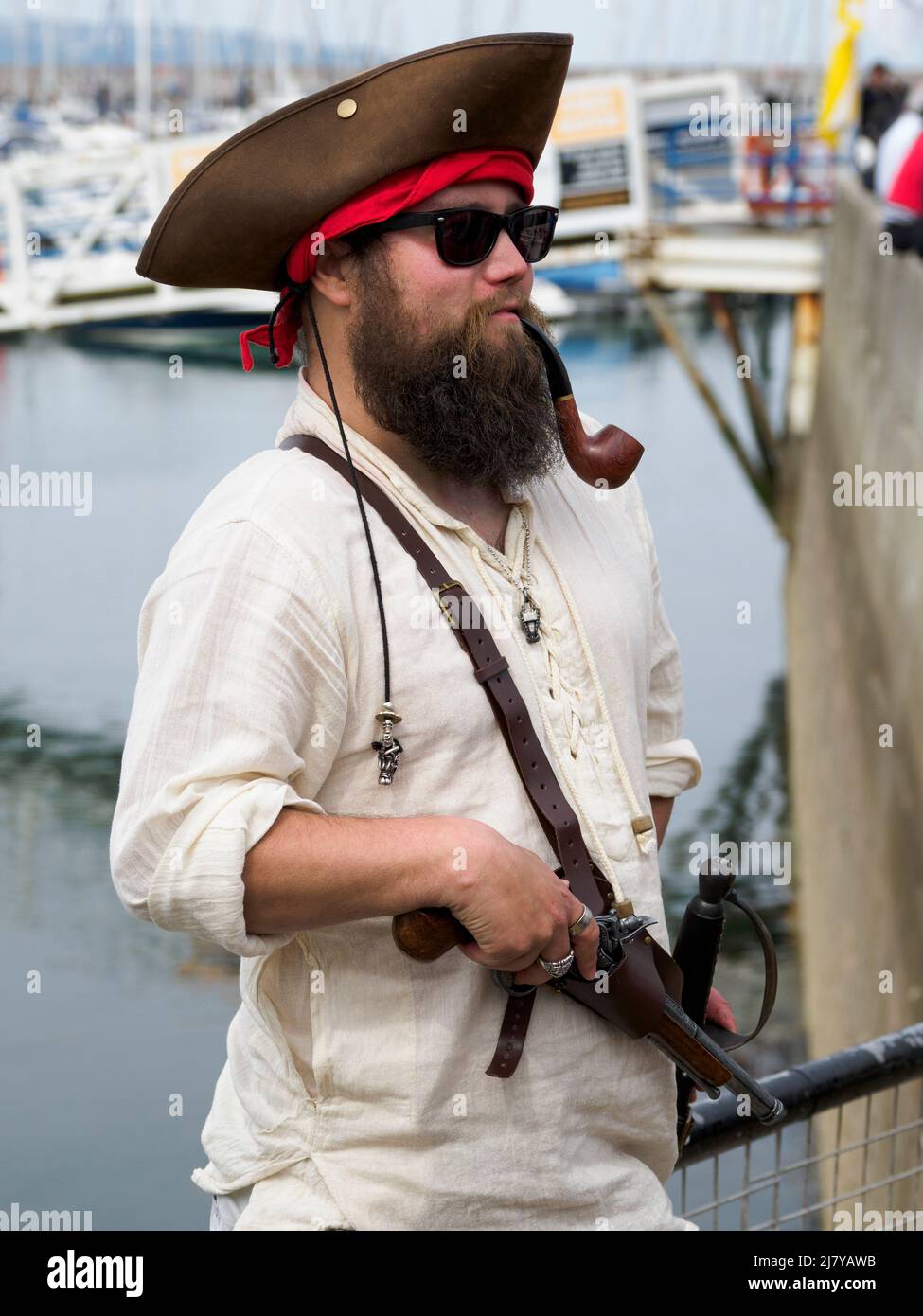Mann als Pirat gekleidet, Brixham Pirate Festival 2022, Devon, Großbritannien Stockfoto