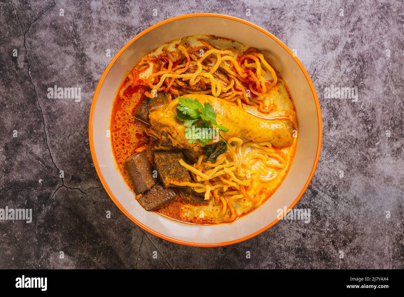 Khao Soi Kai, Blick von oben, leckeres nordthailändisches Essen. Stockfoto