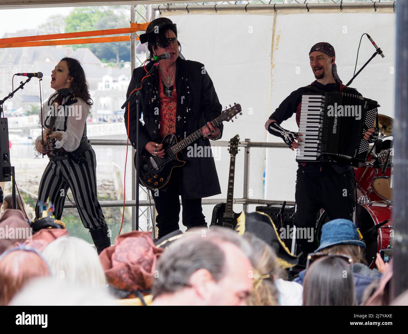 Die Filthy Spectacula Band spielt beim Brixham Pirate Festival 2022, Devon, UK Stockfoto