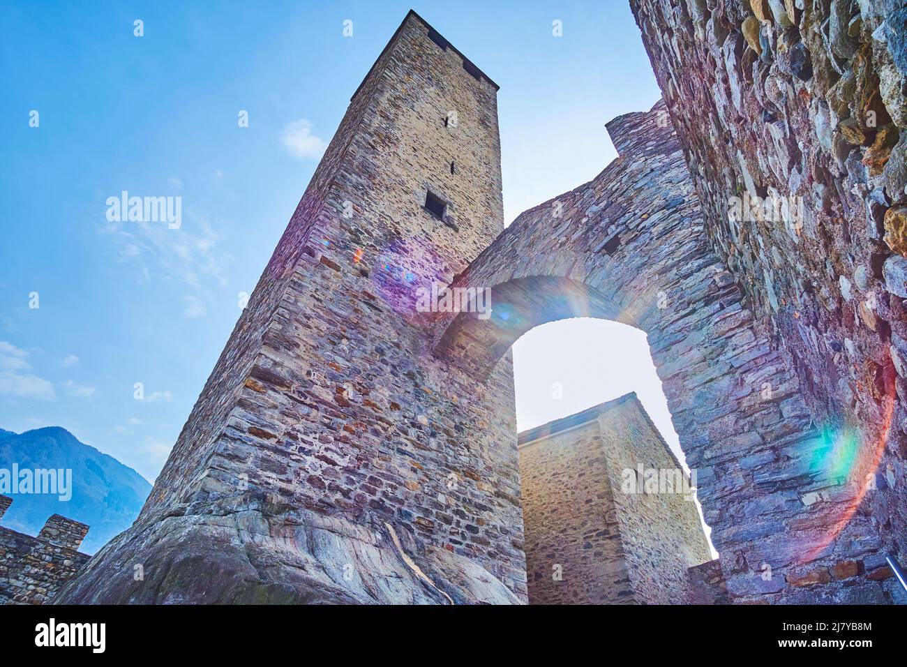 Die mittelalterliche Festung Castelgrande und der steinerne Turm Torre Bianca, Bellinzona, Schweiz Stockfoto