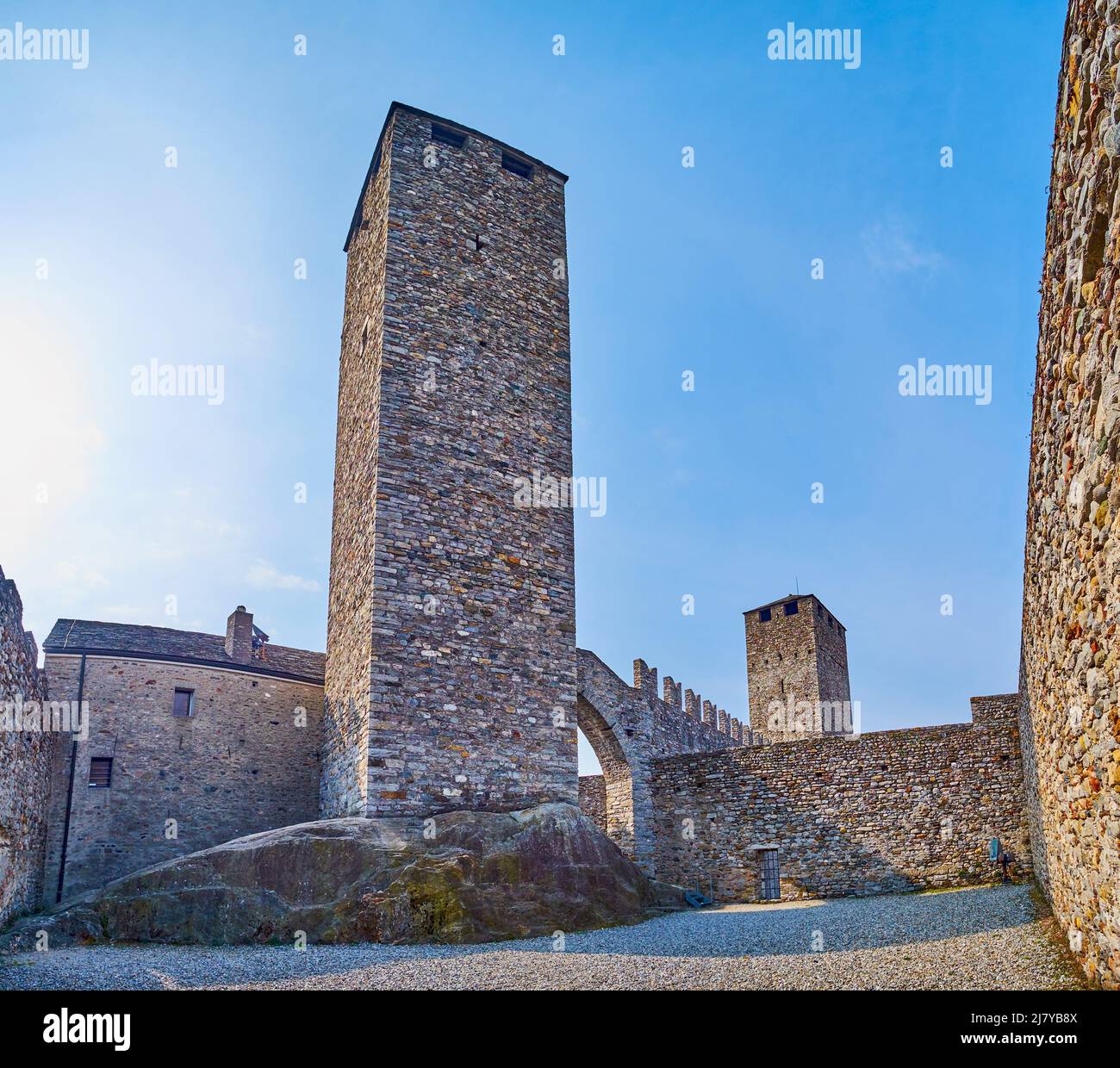 Der mittelalterliche Torre Bianca (der Weiße Turm) der Festung Castelgrande von Bellinzona, Schweiz Stockfoto