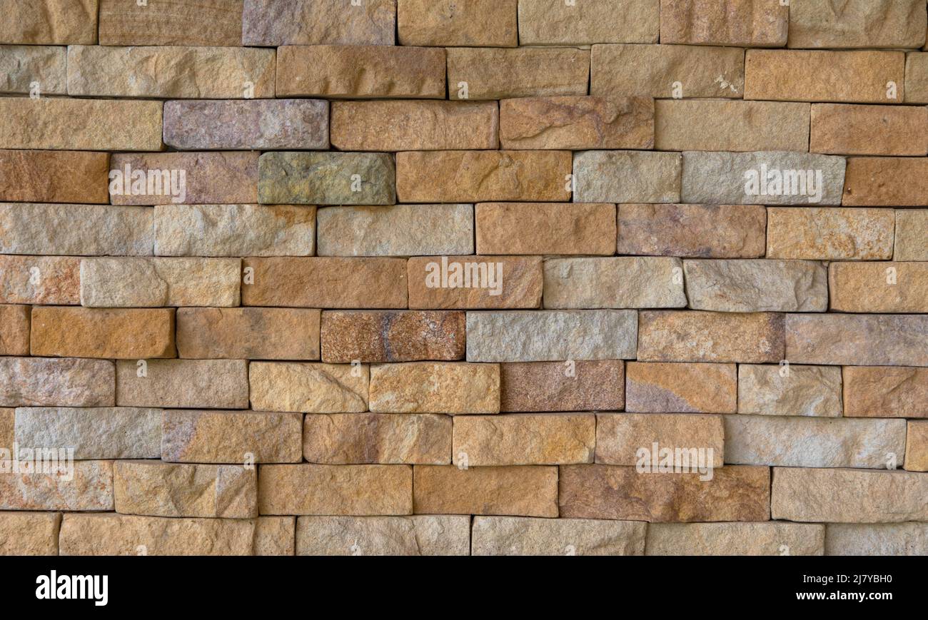 Vollformatbild der alten beigefarbenen Ziegelwand. Für Hintergrund, Poster, Loft-Stil, Textur, viel Platz für Text. Stockfoto