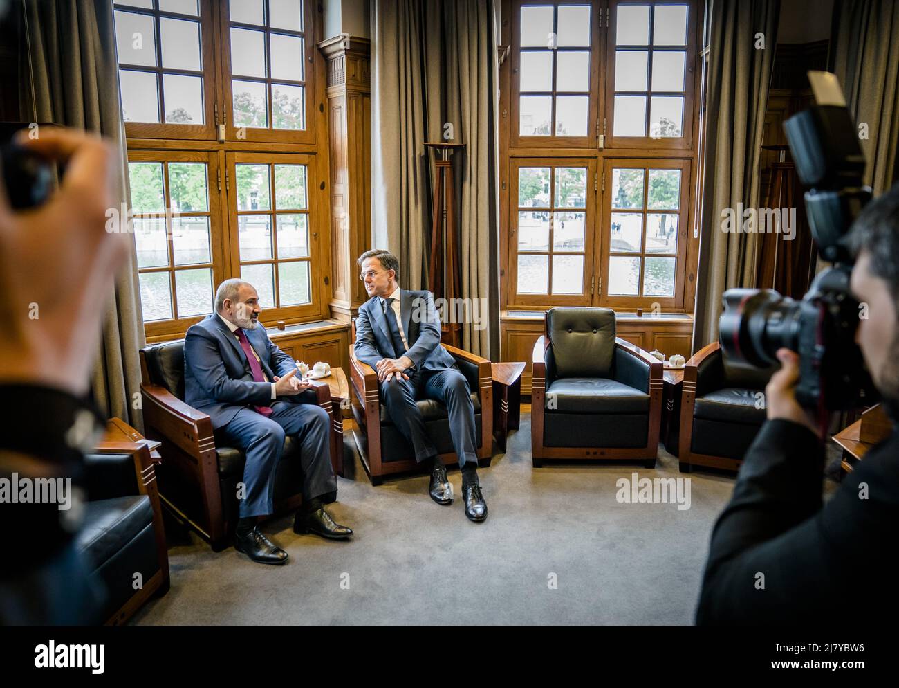 2022-05-11 18:20:56 DEN HAAG - Premierminister Mark Rutte empfängt Premierminister Nikol Pashinyan von Armenien im Ministerium für Allgemeine Angelegenheiten. Zu den Gesprächen gehören die bilateralen Beziehungen zwischen den beiden Ländern und der Krieg in der Ukraine. ANP BART GRÖSSE niederlande out - belgien out Stockfoto