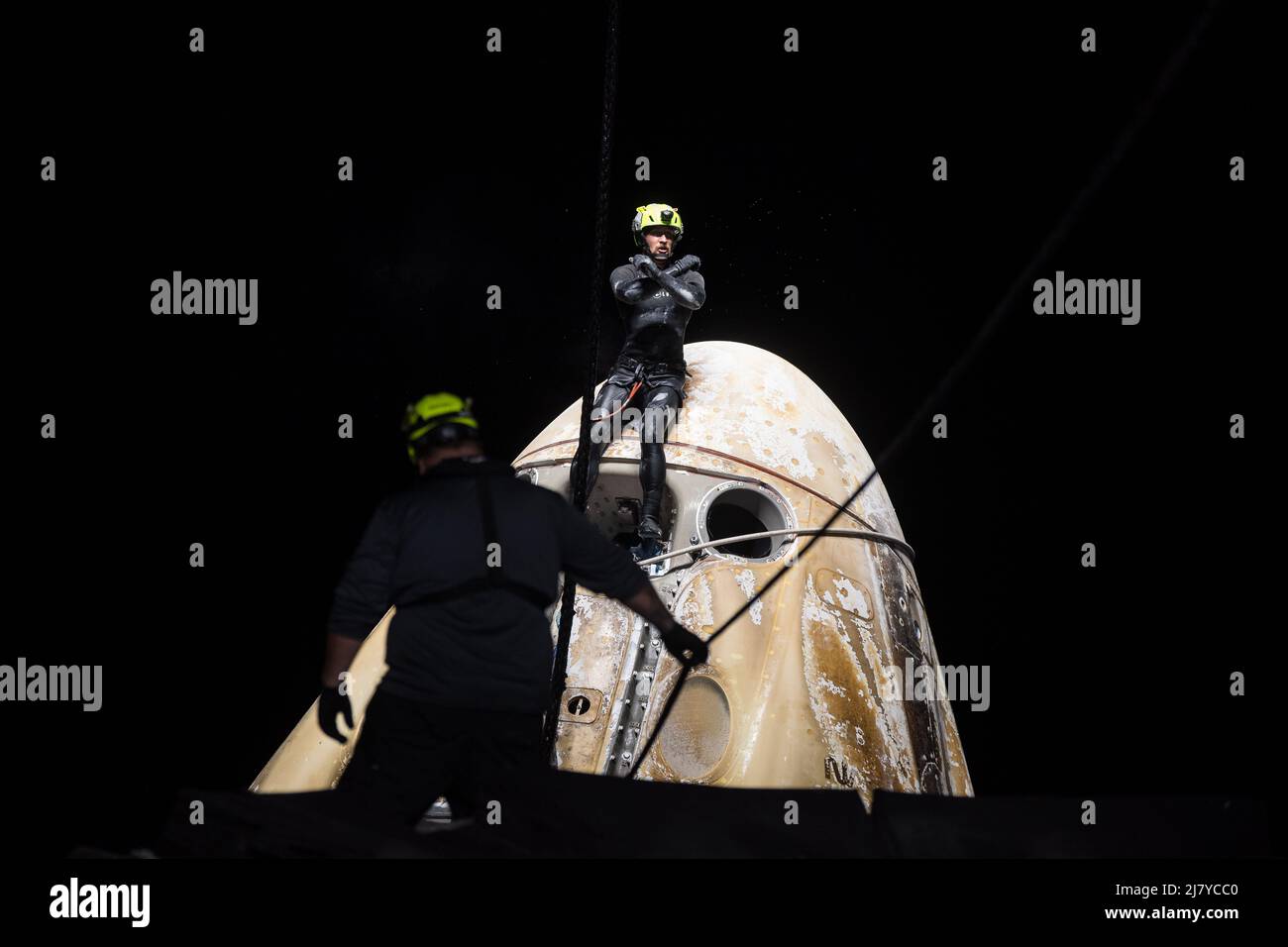 Die Raumsonde SpaceX Crew Dragon Endurance wird von Tauchern gesichert, bevor sie an Bord des SpaceX Shannon-Rückgewinnungsschiffs nach dem Spritzwasser im Golf von Mexiko am 6. Mai 2022 vor der Küste von Tampa, Florida, gehoben wird. Die Kapsel trug die NASA SpaceX Crew-4 Astronauten Raja Chari, Kayla Barron, Tom Marshburn und ESA-Astronaut Matthias Maurer von 177 Tagen an Bord der Internationalen Raumstation zur Erde zurück. Stockfoto