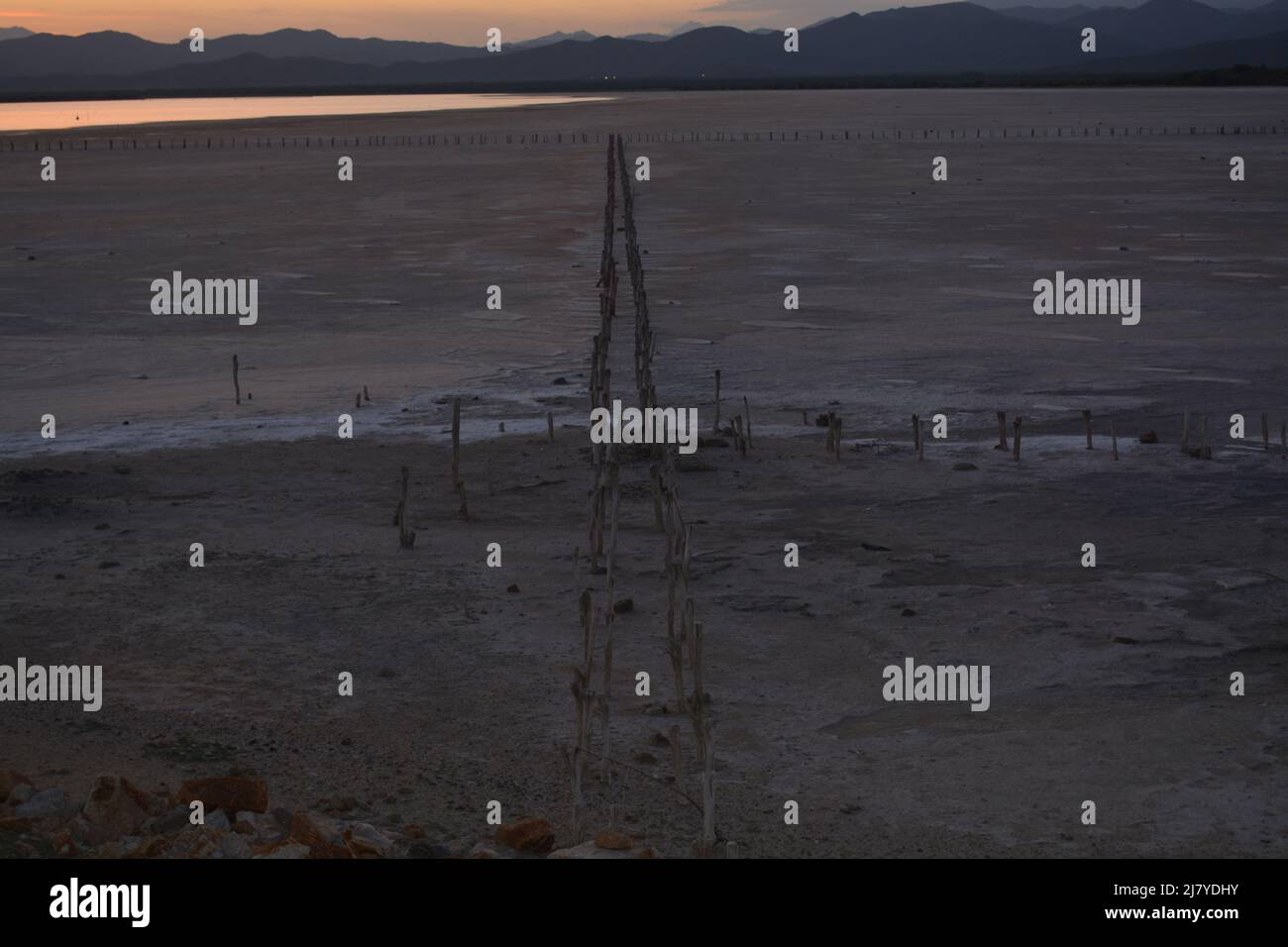 Parallele Linien am Salzstrand, Sonnenuntergang an der mexikanischen Küste von Oaxaca Stockfoto