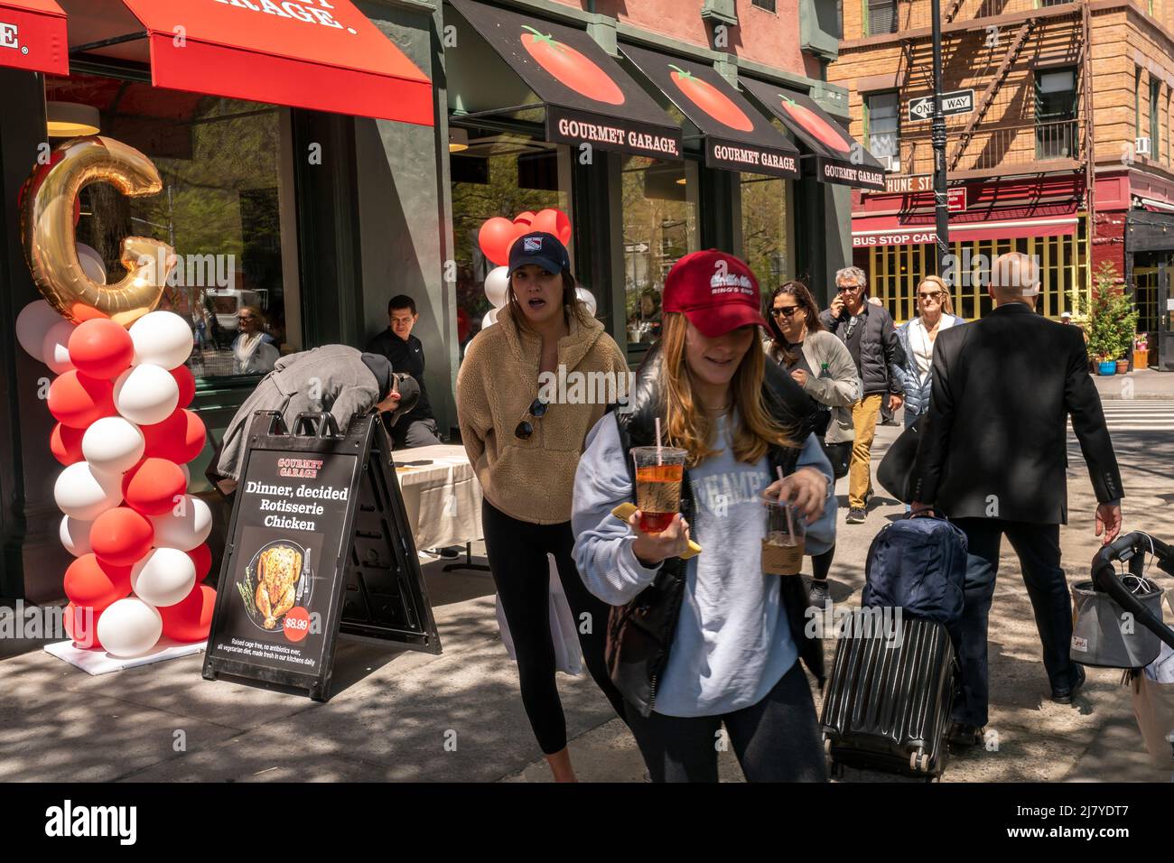 Am Freitag, den 29. April 2022, besuchen Einkäufer die Eröffnung eines Supermarkts in der Gourmet Garage in Greenwich Village in New York. Die Inflation erhöhte die Verbraucherpreise im März um 6,6 %, der schnellste Anstieg seit 1982. (© Richard B. Levine) Stockfoto