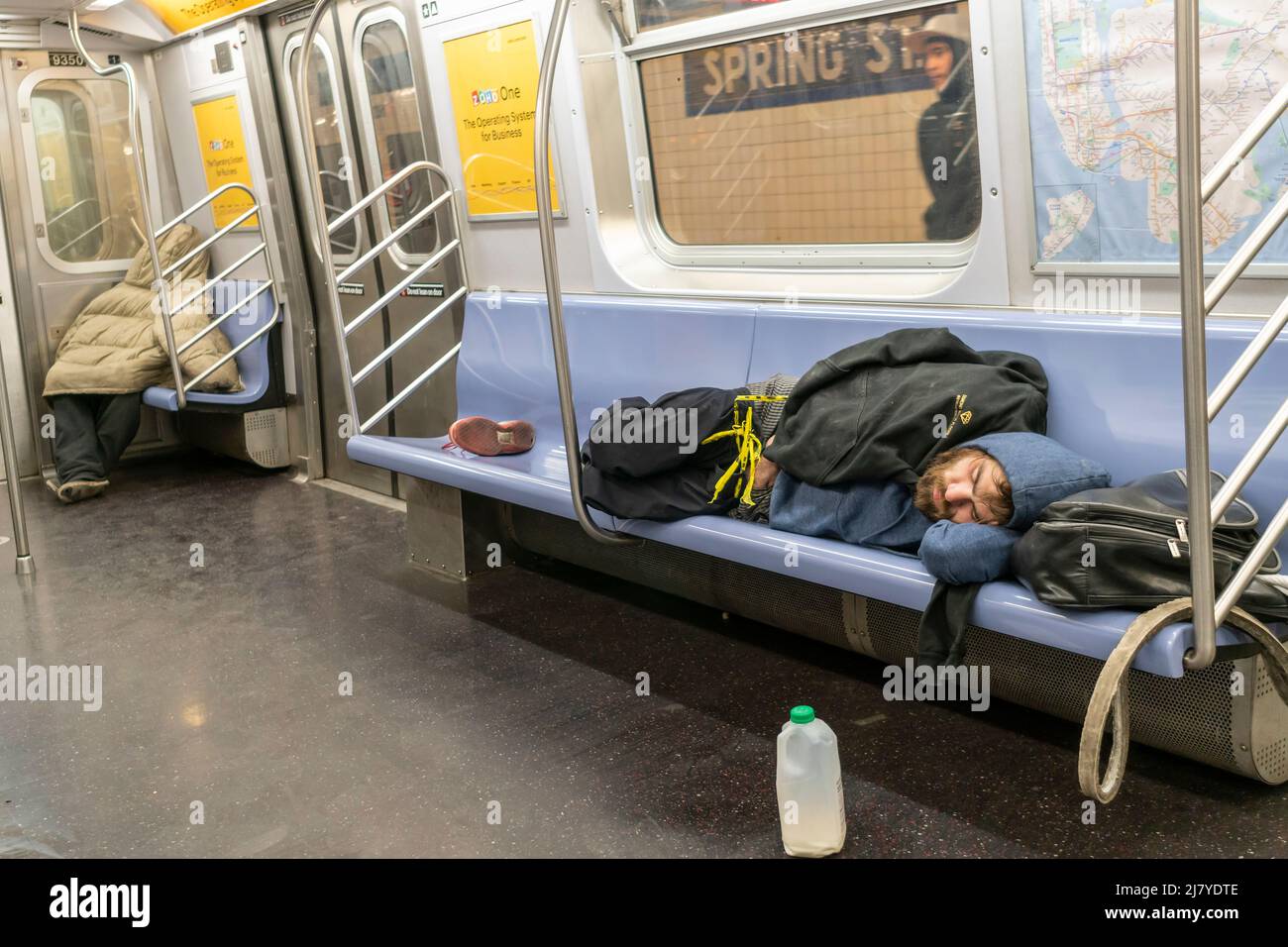 Obdachlose schlafen am Samstag, den 30. April 2022, in einem U-Bahn-Zug der E-Linie in New York. (© Richard B. Levine) Stockfoto