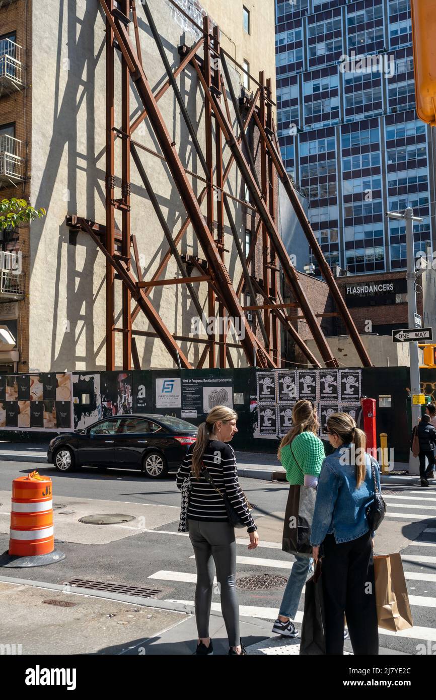 Einkäufer in Tribeca in New York am Samstag, den 30. April 2022, gegenüber einem Entwicklungsstandort, der ein angrenzendes Gebäude erfordert. Es wird berichtet, dass sich das Konsumverhalten aufgrund der Inflation verändert, da die Käufer entscheiden, ob sie etwas kaufen oder nicht. (© Richard B. Levine) Stockfoto