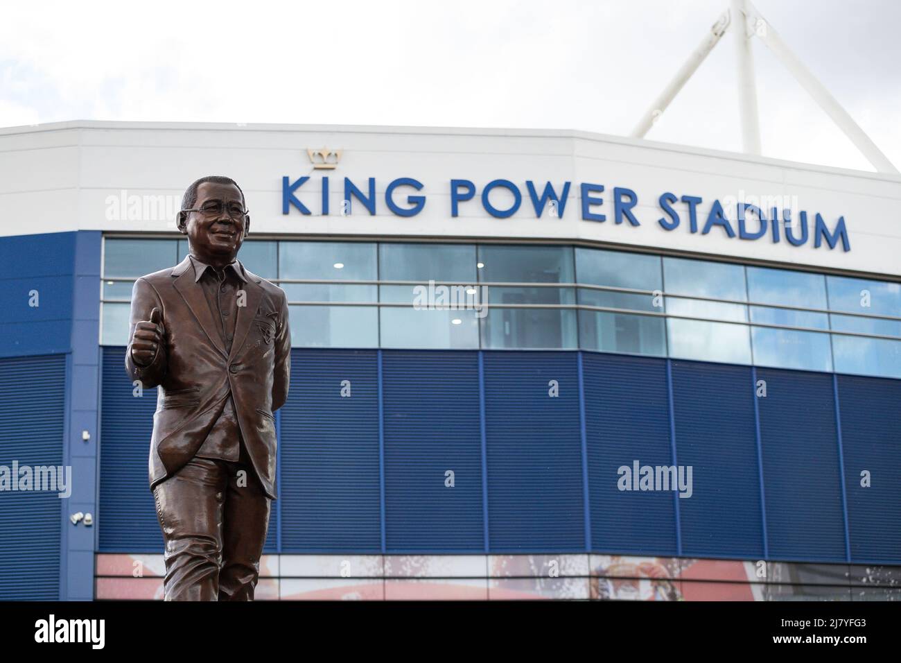 Die neue Statue von Leicester City erinnert an das Leben des verstorbenen Vorsitzenden Khun Vichai Srivaddhanaprabha vor dem King Power Stadium Stockfoto