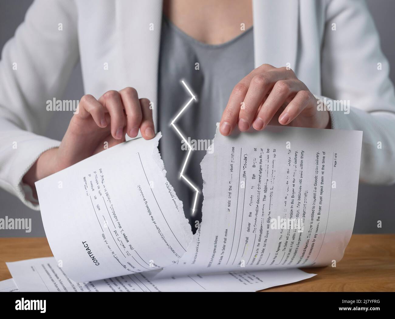 Zerrissener Vertrag in den Händen. Angebot stornieren. Sanktionen, Vertragsbedingungen und Folgen von Vertragsverletzungen. Beendigung der Zusammenarbeit. Weigerung, den Vertrag zu verlängern. Hochwertige Fotos Stockfoto