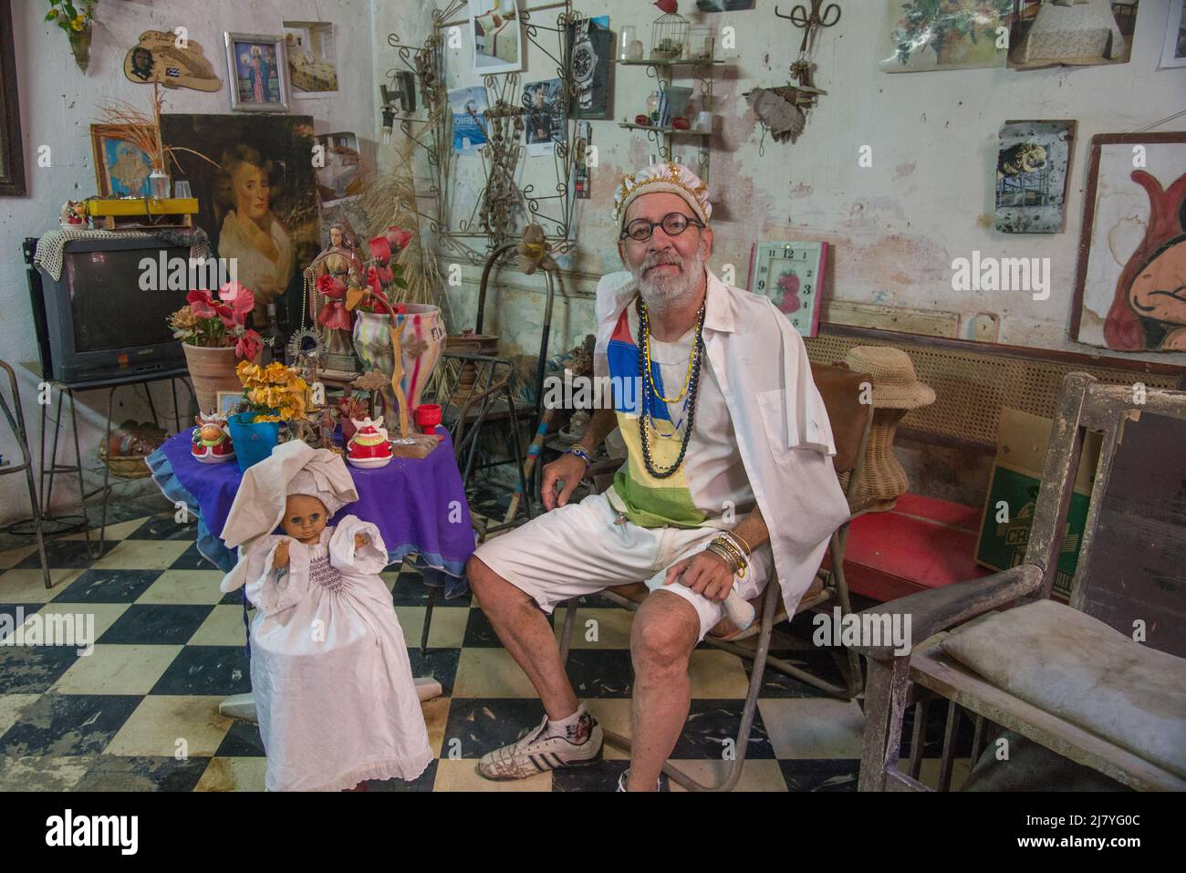 Ein Bewohner Kubas sitzt in seinem Haus in Havanna. Stockfoto