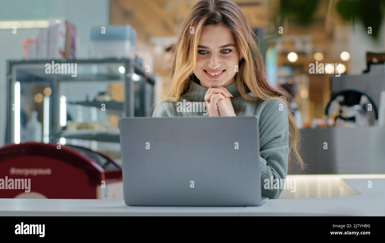 Portrait schöne junge Mädchen Student Business Frau weibliche Benutzer Gewinner Blick in Laptop überrascht weit offenen Mund mit Freude gute Nachrichten applaudiert Stockfoto