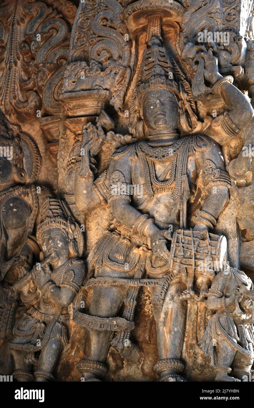 Skulpturen an den Außenwänden des Hoysaleswara-Tempels in Halebidu, der ehemaligen Hauptstadt des Hoysala, Karnataka. Stockfoto