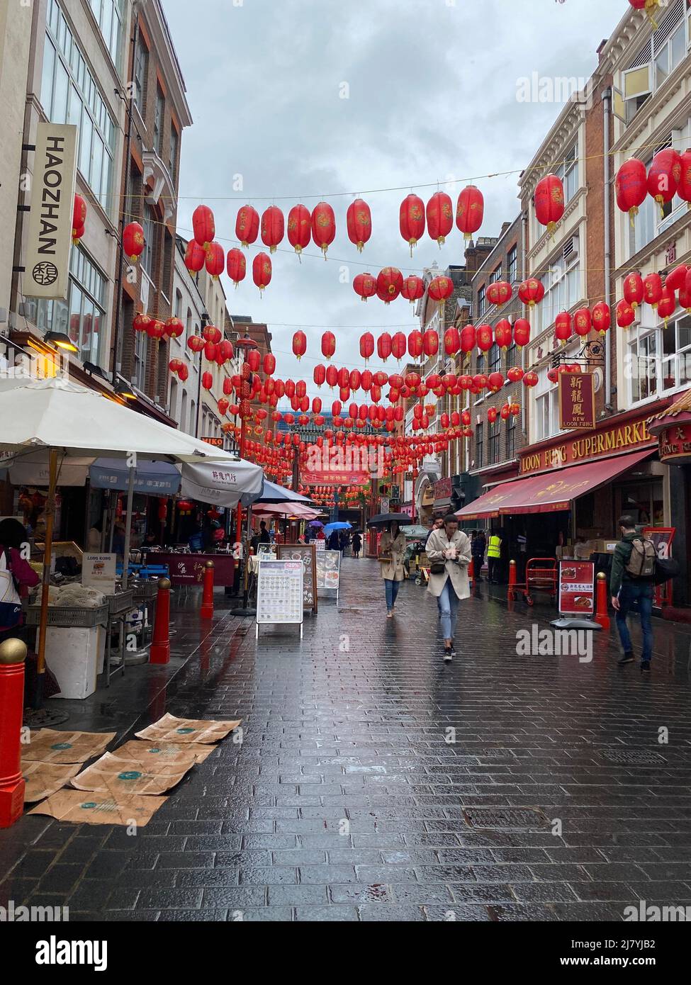 Lunar Year 2022 Chinatown , London Da die Tage länger werden, was bedeutet, dass der Winter vorbei ist, ist Chinatown wieder geöffnet und macht nach den letzten zwei Jahren der Sperrungen und Beschränkungen, die durch Covid - 19 verursacht wurden, eine schnelle wirtschaftliche Erholung. Alle Geschäfte sind jetzt geöffnet, Restaurants sind geöffnet, Konditoreien und Cafés laufen wieder. Frisches Obst zum Verkauf überall riesige Durians zu verkaufen. Aromatische Gerüche der Küche aus allen Restaurants Dinge gehen schnell zurück zu normalen Post Pandemie . Stockfoto