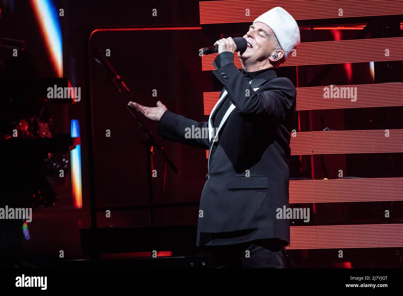 Mailand Italien. 10 Mai 2022. Das englische Synth-Pop-Duo PET SHOP BOYS spielt live auf der Bühne des Teatro degli Arcimboldi während der 'Dreamworld - The Greatest Hits Live'. Stockfoto