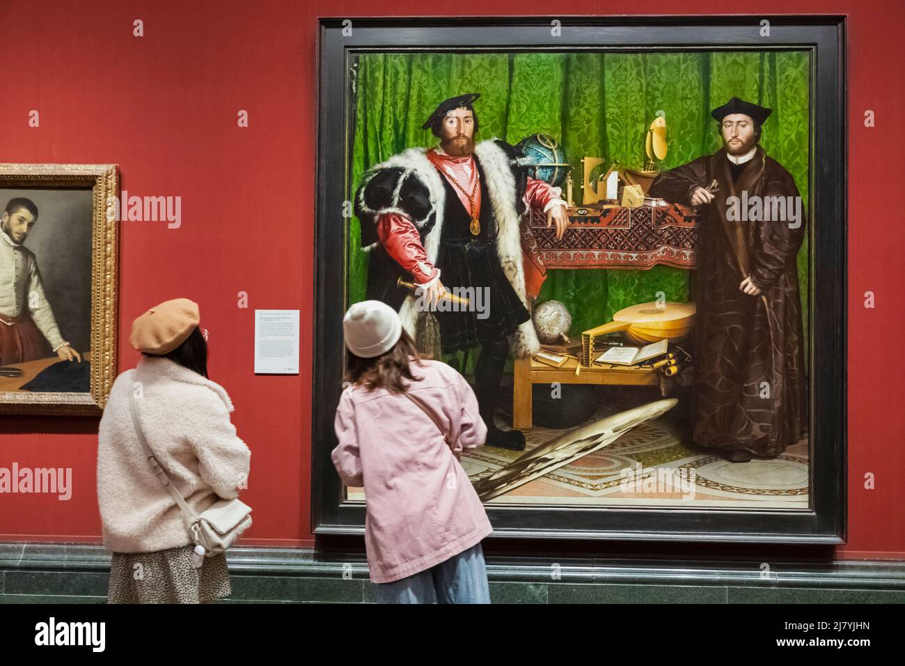 England, London, die Nationalgalerie, weibliche Touristen betrachten Hans Holbein des Jüngeren Gemälde der Botschafter Stockfoto