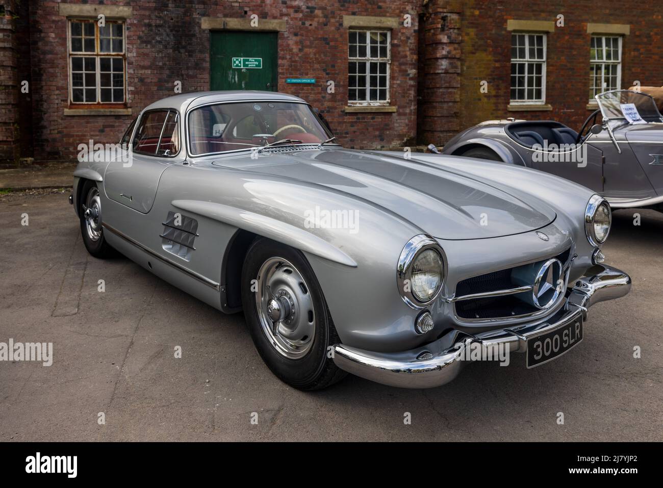 1957 Mercedes-Benz 300 SL (300 SLR) auf der April Scramble im Bicester Heritage Center am 23.. April 2022 zu sehen Stockfoto