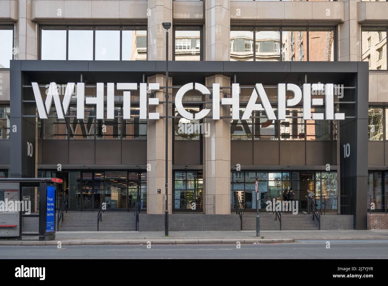 Außen- und Haupteingang des White Chapel Building in der Whitechapel High Street. London E1, England, Großbritannien Stockfoto