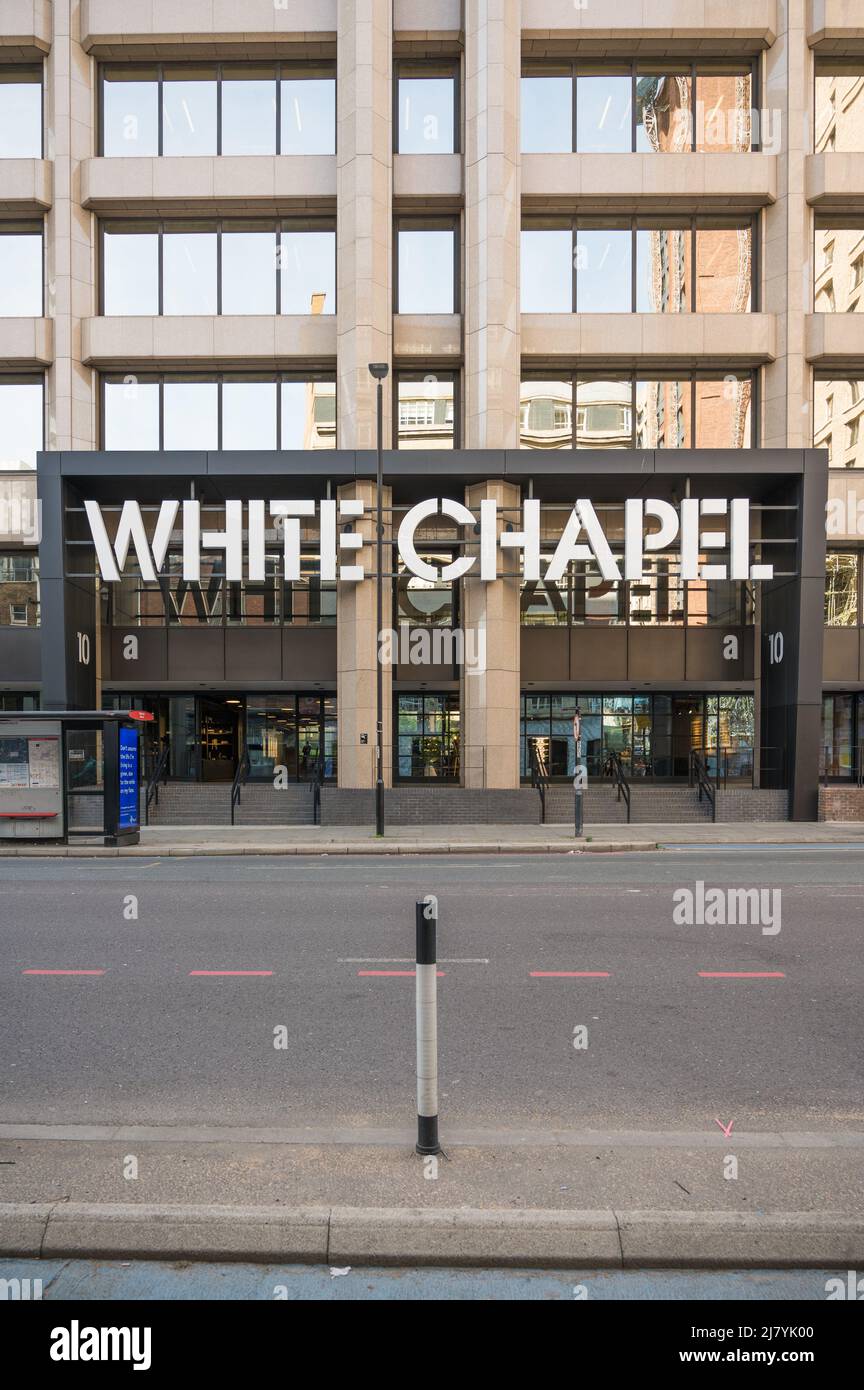 Außen- und Haupteingang des White Chapel Building in der Whitechapel High Street. London E1, England, Großbritannien Stockfoto