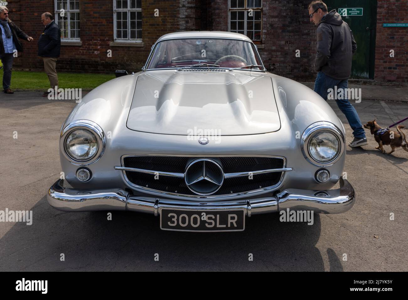 1957 Mercedes-Benz 300 SL (300 SLR) auf der April Scramble im Bicester Heritage Center am 23.. April 2022 zu sehen Stockfoto