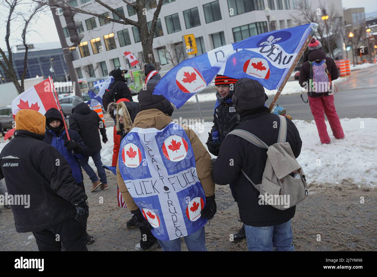 Demonstranten nehmen an der Kundgebung des „Konvois de la liberte“ (Freiheitskonvoi) in Quebec City am Freitag, den 4. Februar 2022 Teil. Stockfoto