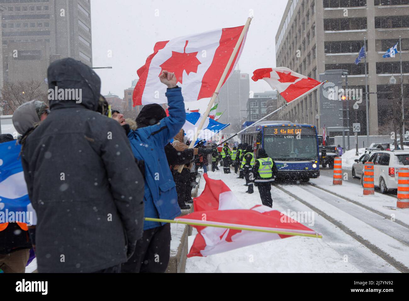 Die Demonstranten nehmen an der „Convoie de la liberte“-Kundgebung der Nationalversammlung in der Stadt Quebec am 19. Februar 2022 Teil. Stockfoto