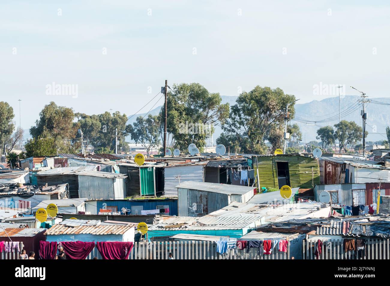 Satellitenschüsseln, tv-Empfangsantennen auf Blechhütten oder Wohnungen in afrikanischen Township in Kapstadt, Südafrika Konzept-Technologie und Armut Stockfoto