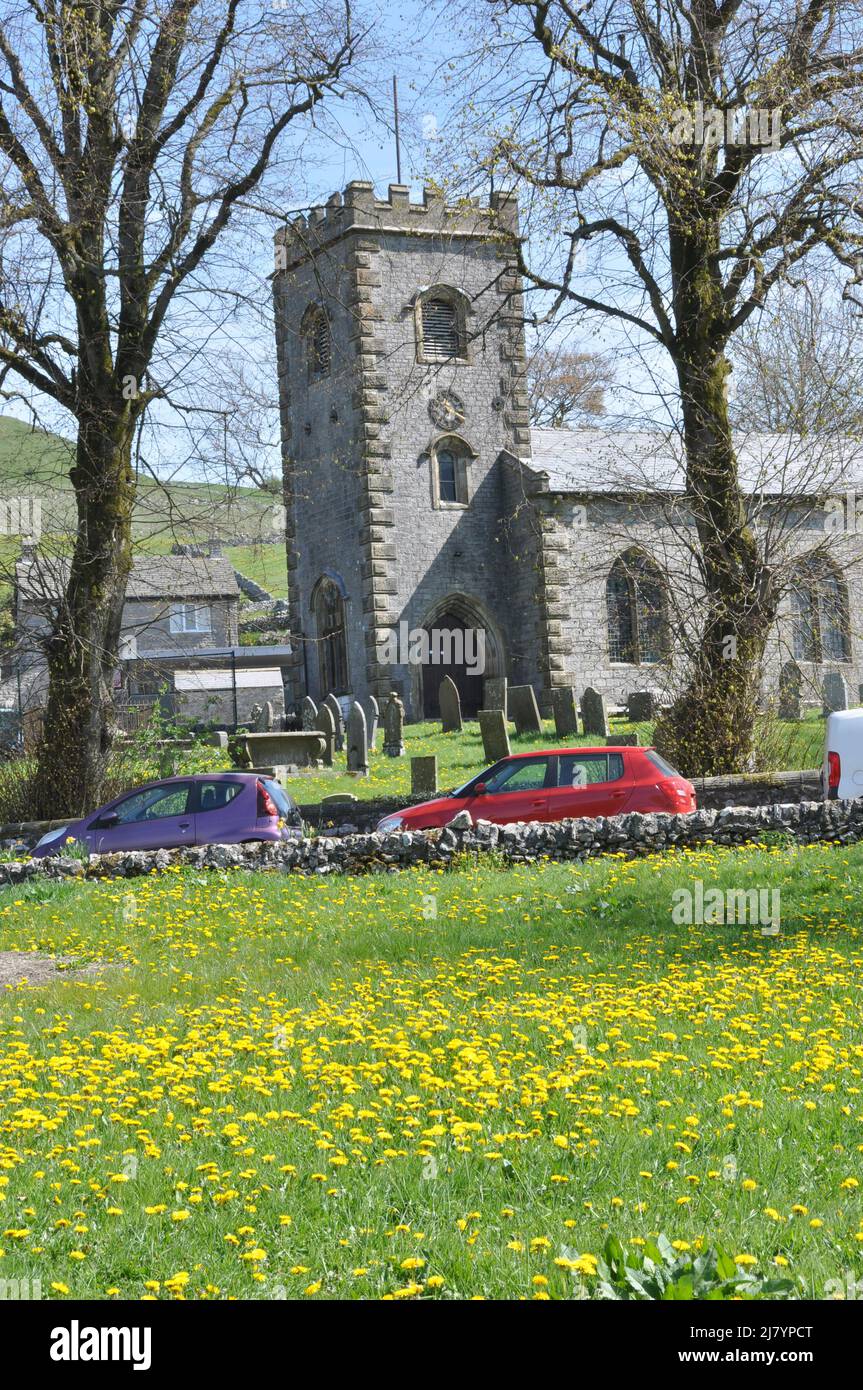 Earl Sterndale Kirche und Dandelion Field, Peak District, Spring Stockfoto