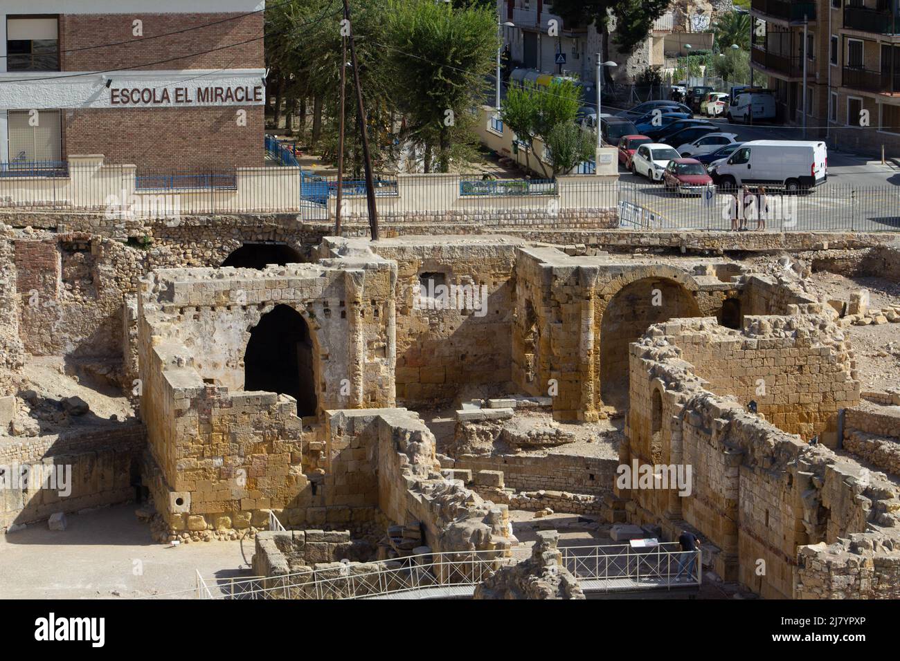 TARRAGONA, SPANIEN - 3. OKTOBER 2019 Detail des römischen Amphitheaters mit der Stadt im Hintergrund Stockfoto