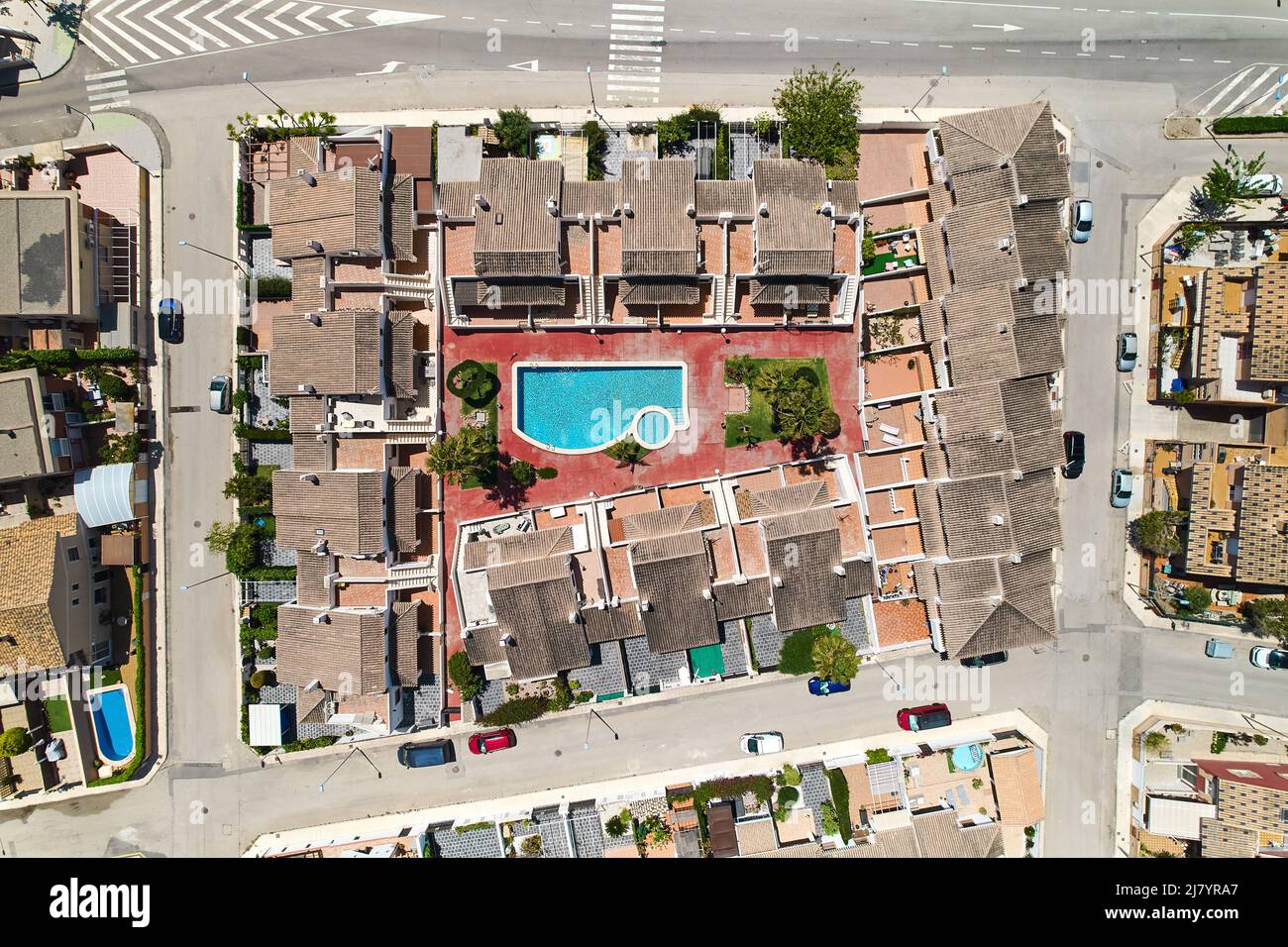 Luftdrohne Blick Torre de la Horadada Wohnhäuser mit Pool am Mittelmeer. Costa Blanca, Spanien Stockfoto