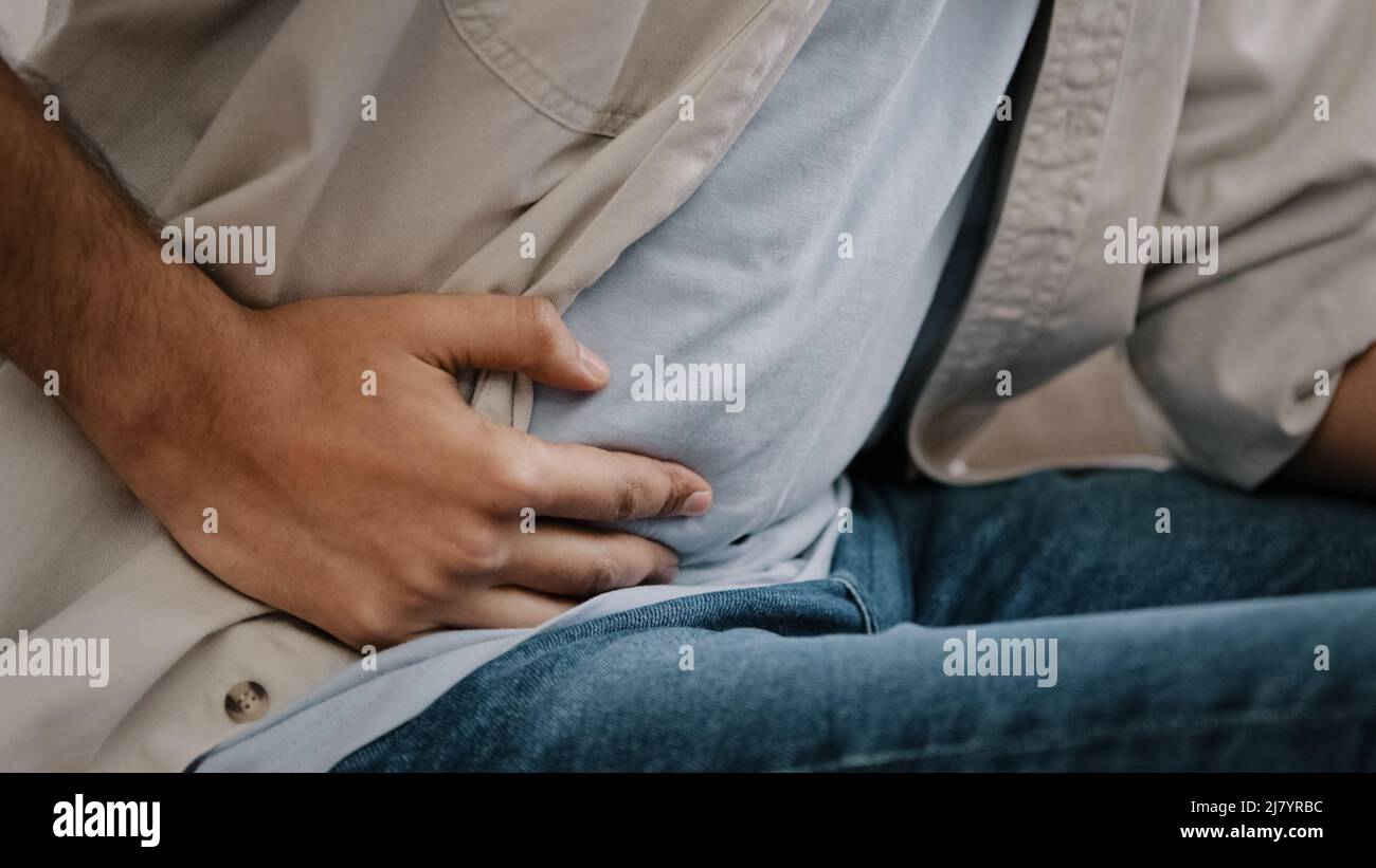 Man hands belly liver Fotos und Bildmaterial in hoher Auflösung Alamy