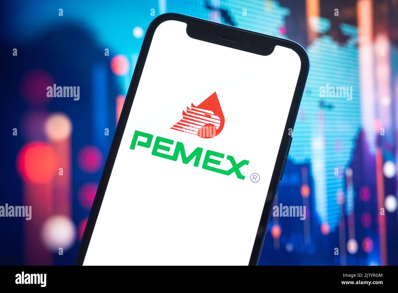 Poltava, Ukraine - 11. Mai 2022: Pemex-Logo-Unternehmen, Gas- und Ölpreise, Energiewirtschaft. Grafiken der Mineralölmärkte, globaler finanzieller Hintergrund. Stockfoto