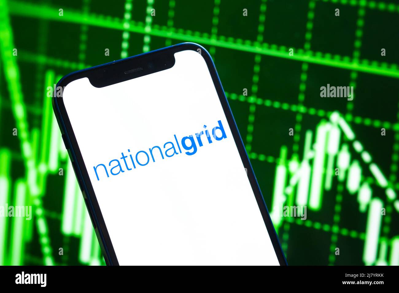 Poltava, Ukraine - 11. Mai 2022: Nationalgrid-Logo, Gas- und Ölpreise, Energiewirtschaft. Grafiken der Mineralölmärkte, globaler Finanzrückstand Stockfoto