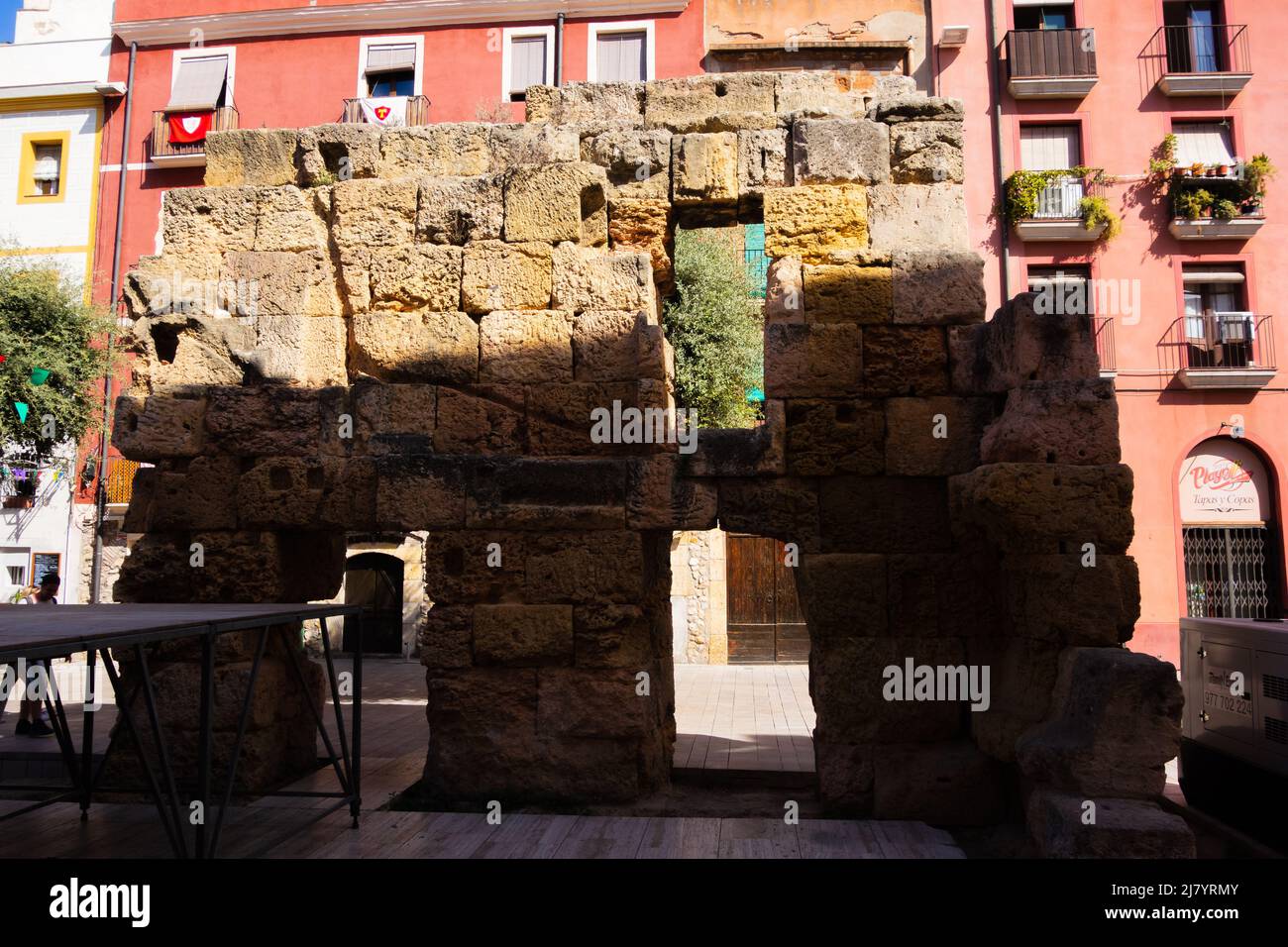 TARRAGONA, SPANIEN - 3. OKTOBER 2019 Teil der alten römischen Mauer und neuer Apartmentblock Stockfoto