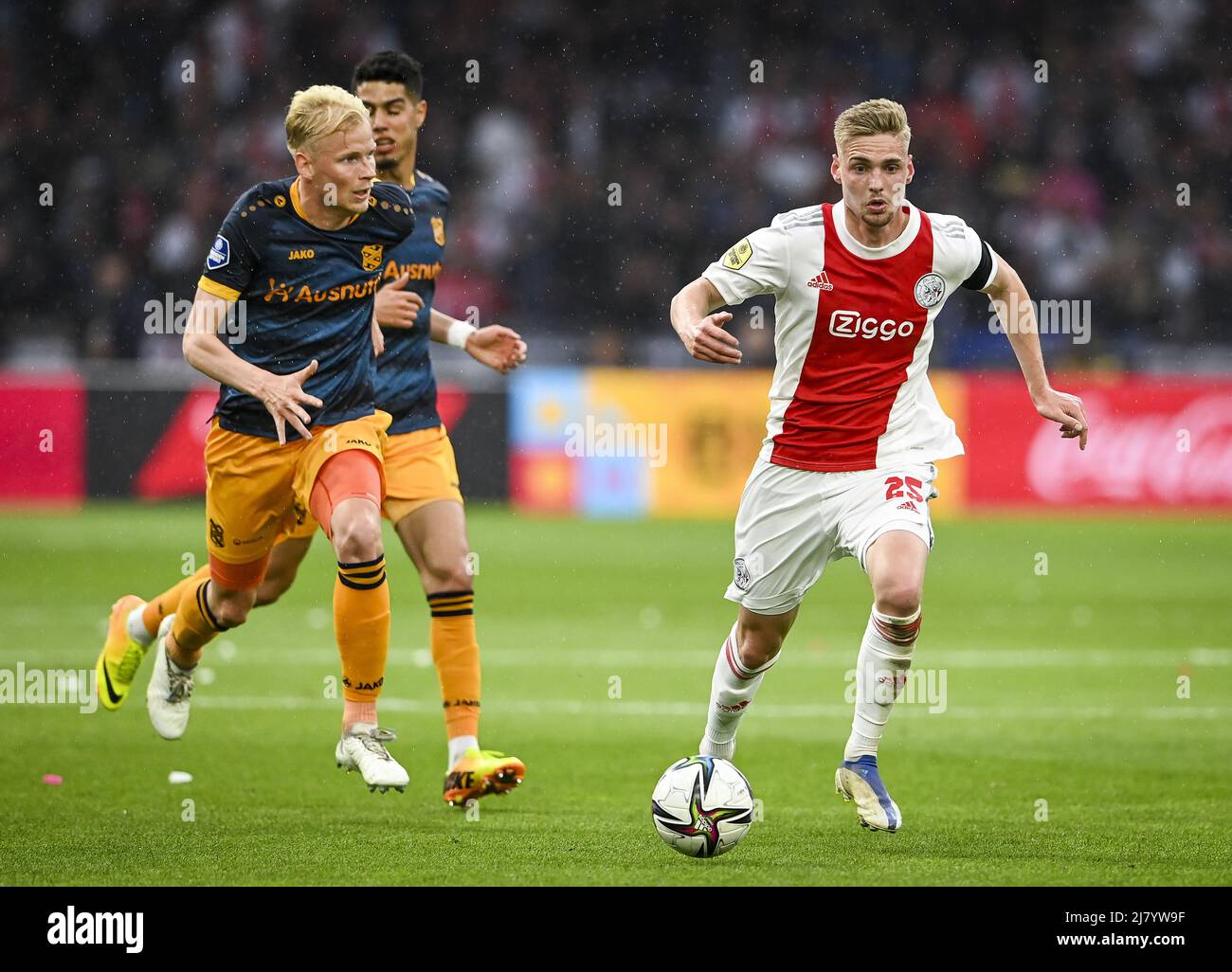 AMSTERDAM - (lr) Lucas Woudenberg vom SC Heerenveen und Kenneth Taylor von Ajax während des niederländischen Eredivisie-Spiels zwischen Ajax Amsterdam und SC Heerenveen in der Johan Cruijff Arena am 11. Mai 2022 in Amsterdam, Niederlande. ANP OLAF KRAAK Stockfoto