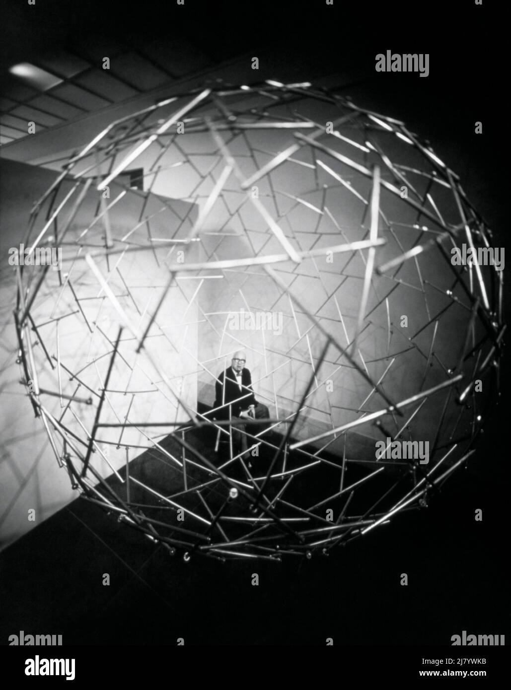 Buckminster Fuller mit geodätischer Kuppel, 1959 Stockfoto