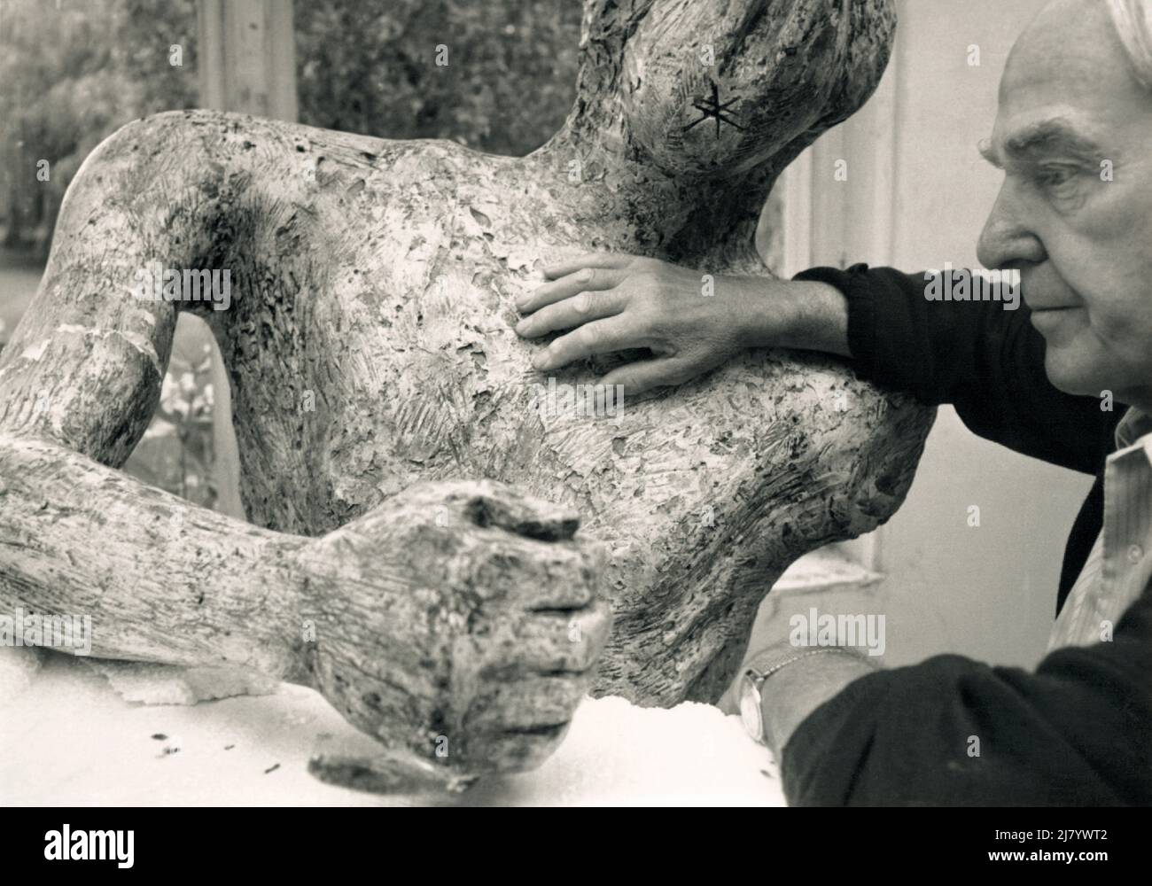 Henry Moore mit einer seiner Skulpturen, 1970 Stockfoto