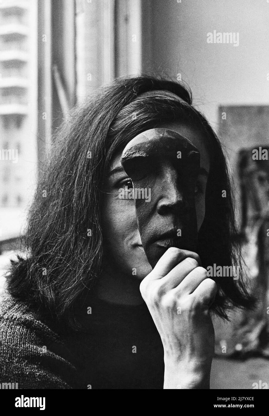 Marisol mit Maske, 1964 Stockfoto